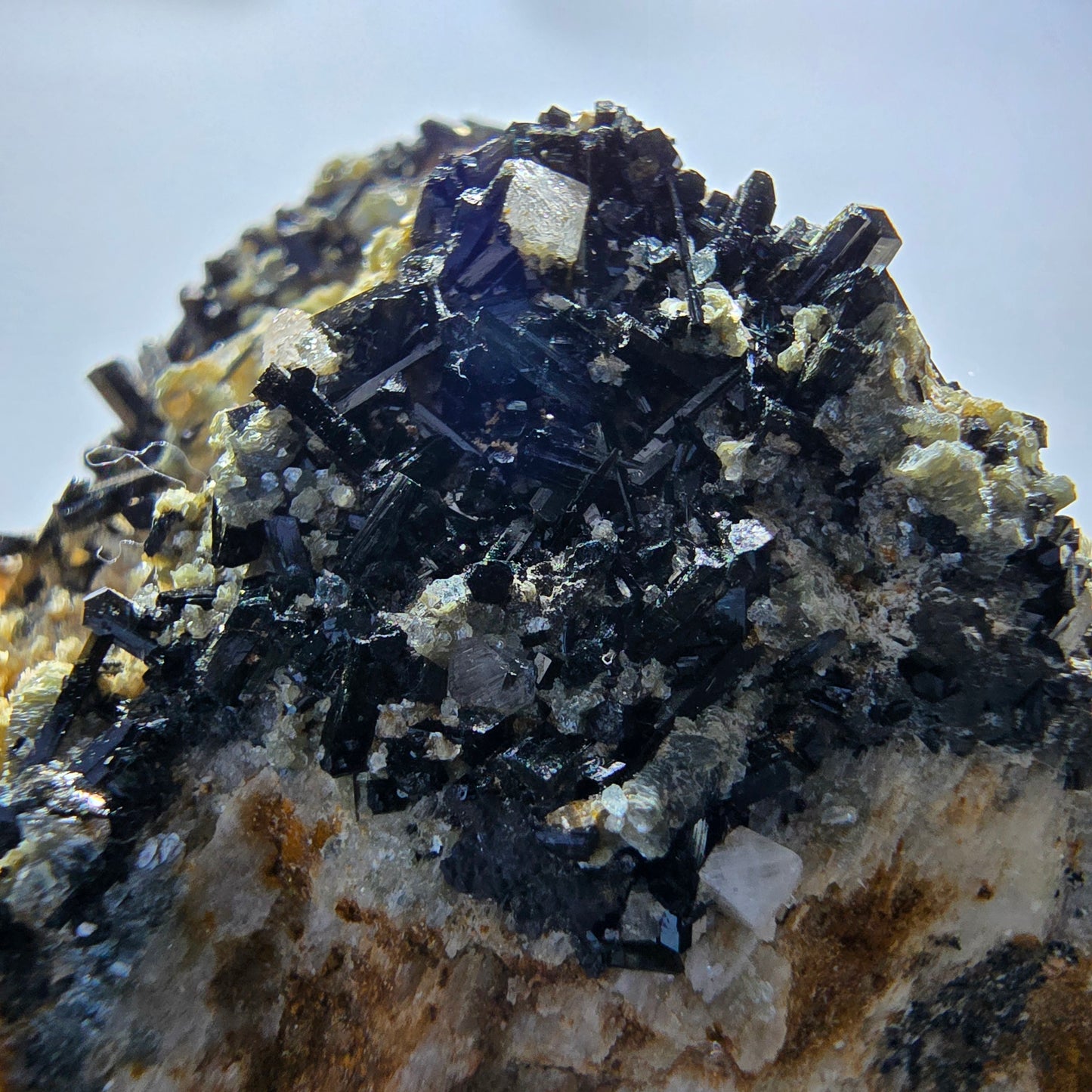 Tourmaline Schörl, muscovite, calcite UV, stade orthose Erongo, Namibie 82*55*45mm