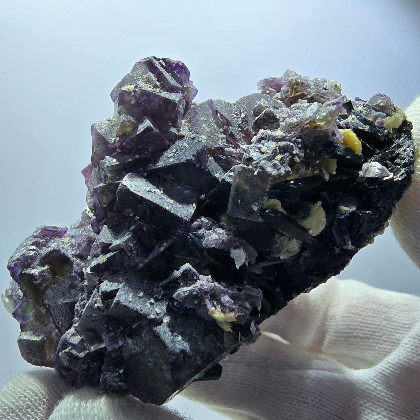 Fluorite fantôme colorée, hyalite, tourmaline schol, muscovite, Erongo, Namibie, 80 x 46 x 60 mm