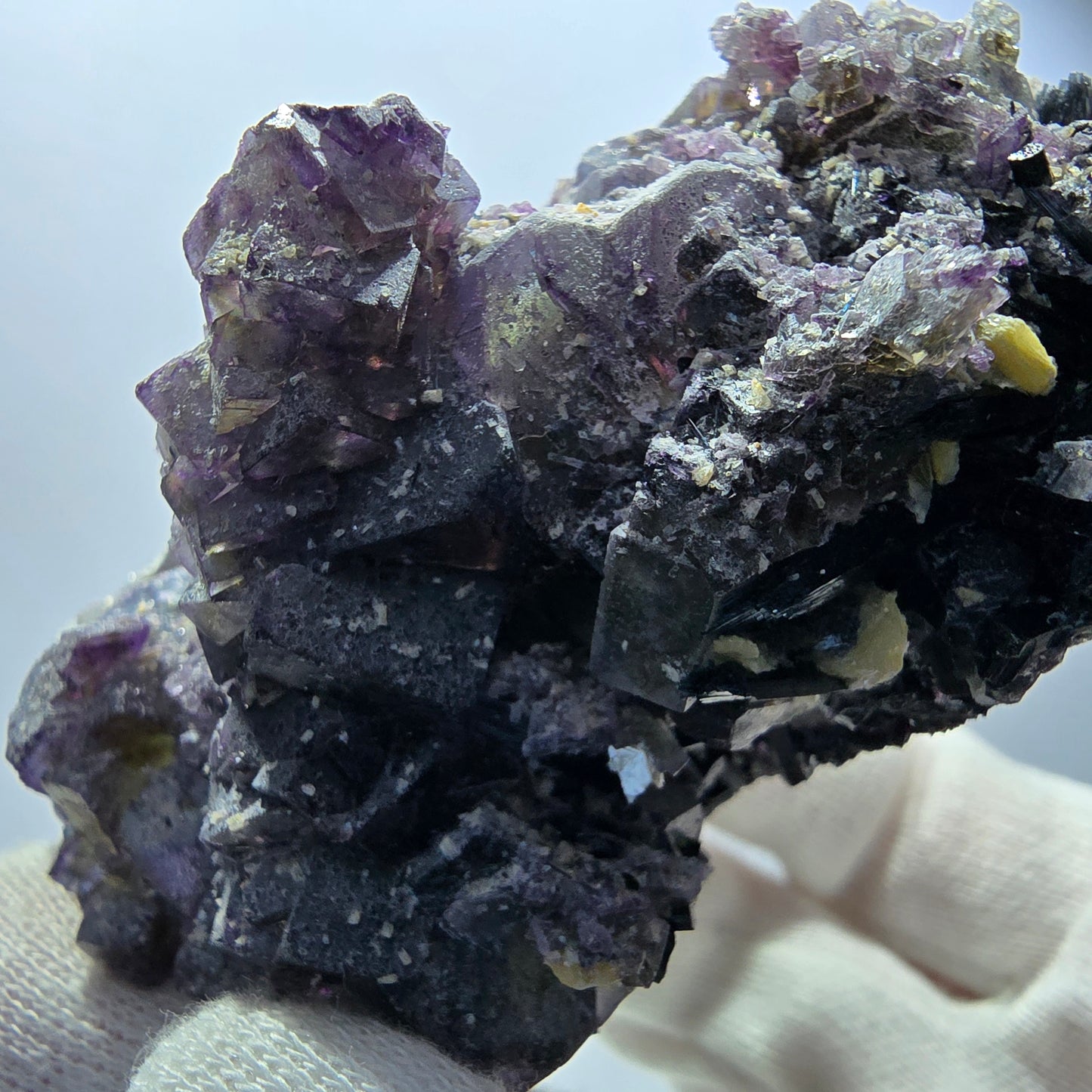 Fluorite fantôme colorée, hyalite, tourmaline schol, muscovite, Erongo, Namibie, 80 x 46 x 60 mm