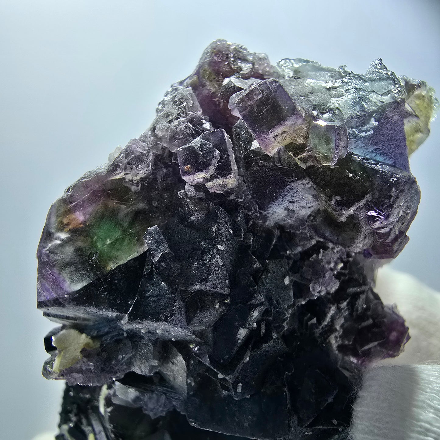 Fluorite fantôme colorée, hyalite, tourmaline schol, muscovite, Erongo, Namibie, 80 x 46 x 60 mm