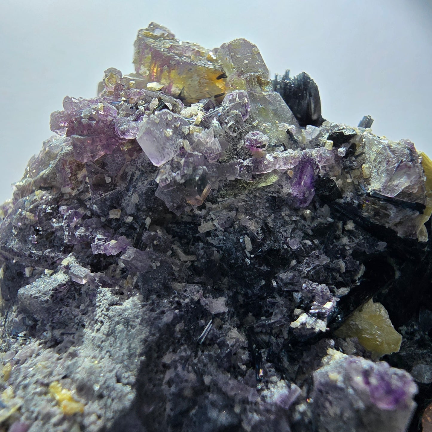 Fluorite fantôme colorée, hyalite, tourmaline schol, muscovite, Erongo, Namibie, 80 x 46 x 60 mm