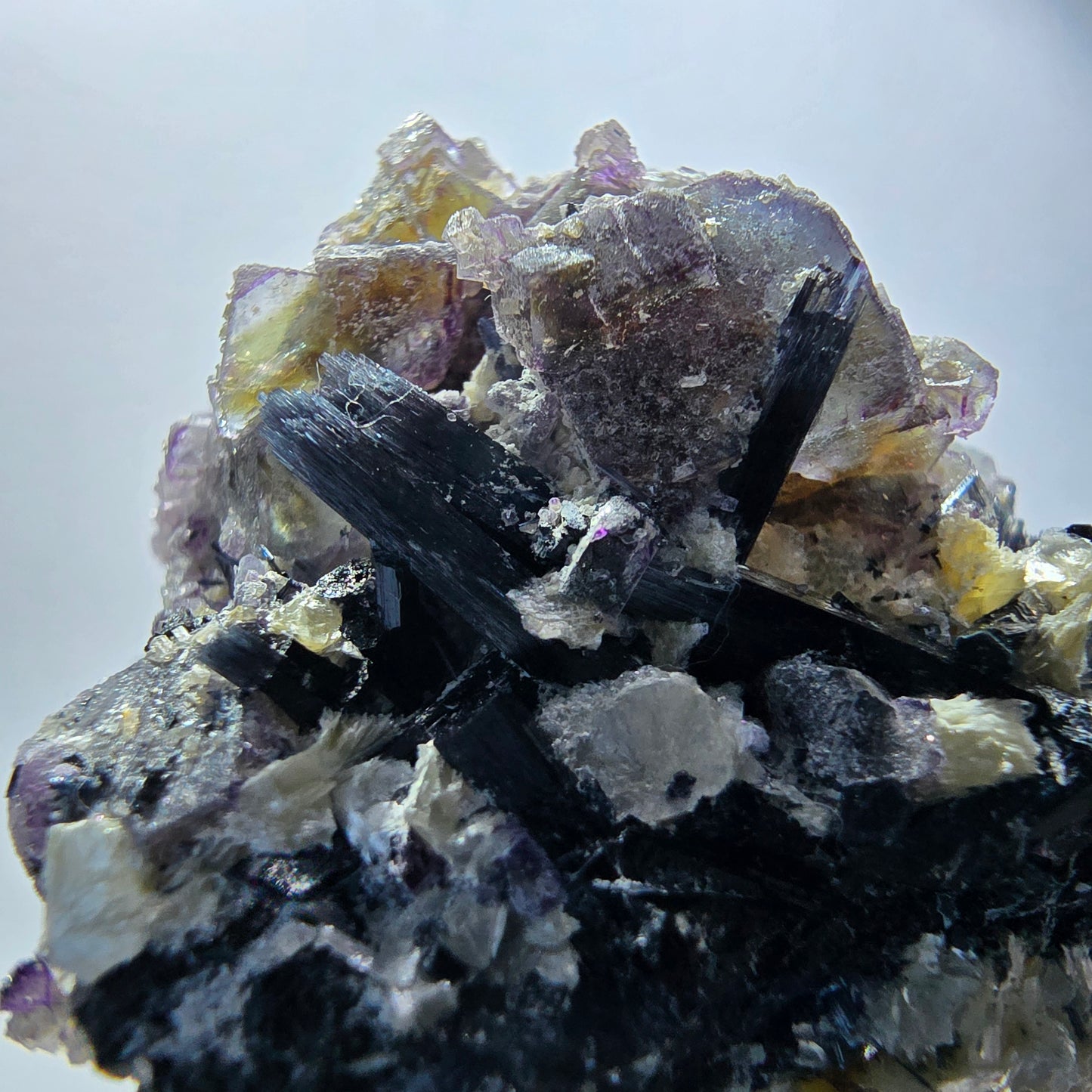 Fluorite fantôme colorée, hyalite, tourmaline schol, muscovite, Erongo, Namibie, 80 x 46 x 60 mm