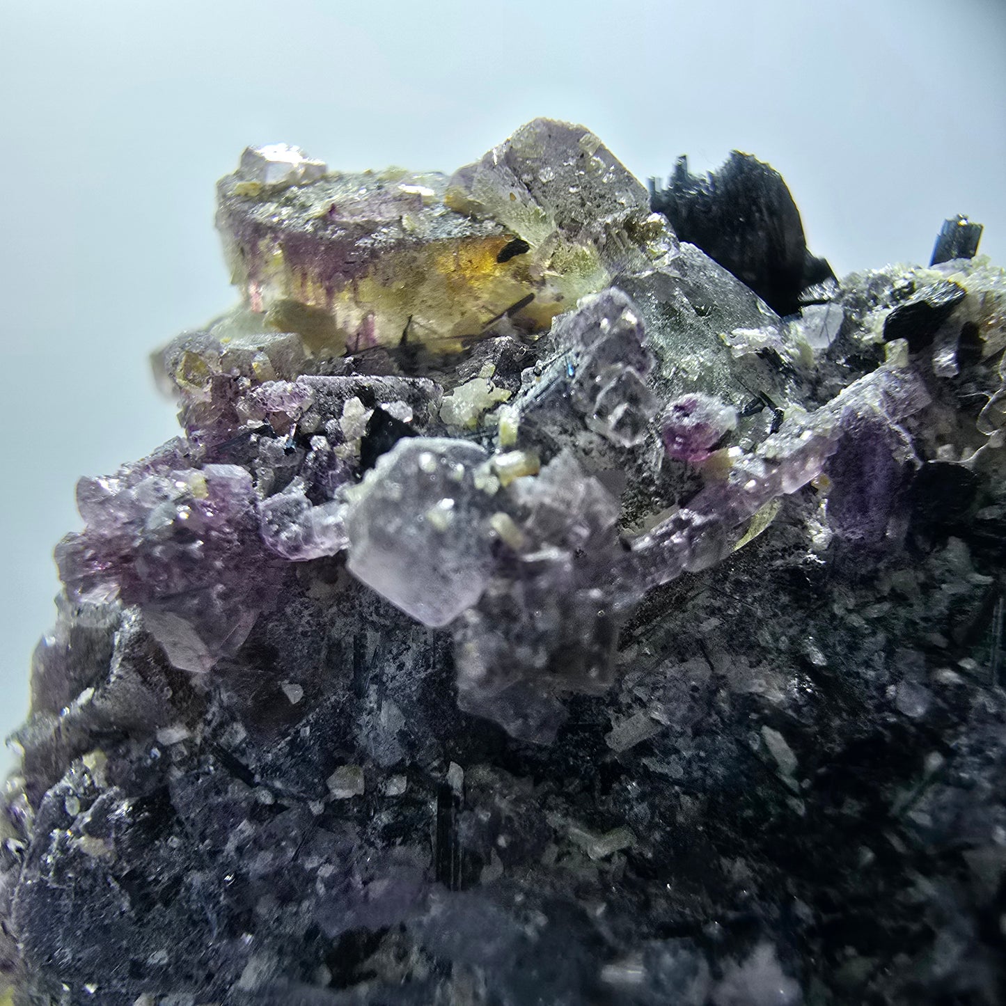 Fluorite fantôme colorée, hyalite, tourmaline schol, muscovite, Erongo, Namibie, 80 x 46 x 60 mm