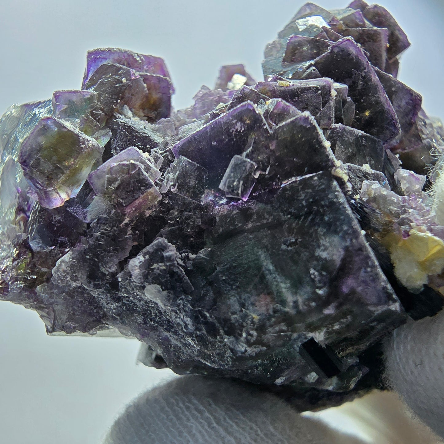 Fluorite fantôme colorée, hyalite, tourmaline schol, muscovite, Erongo, Namibie, 80 x 46 x 60 mm