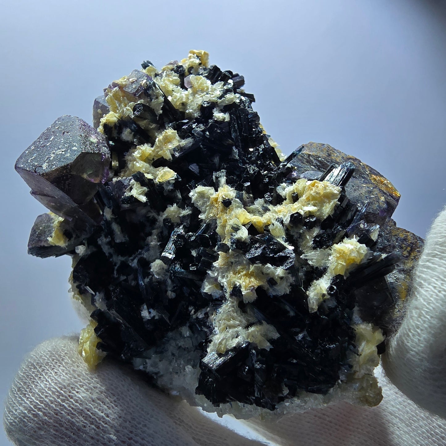Fluorite fantôme colorée, tourmaline schol, hyalite, quartz fumé, muscovite, Erongo, Namibie, 78 x 70 x 48 mm