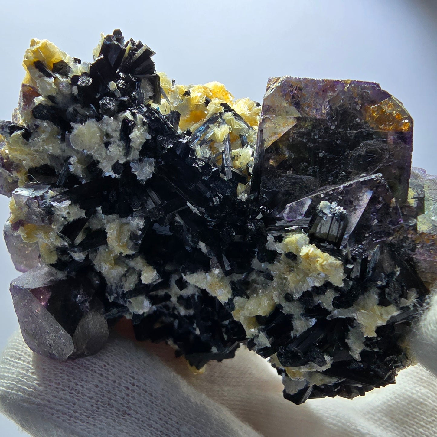 Fluorite fantôme colorée, tourmaline schol, hyalite, quartz fumé, muscovite, Erongo, Namibie, 78 x 70 x 48 mm