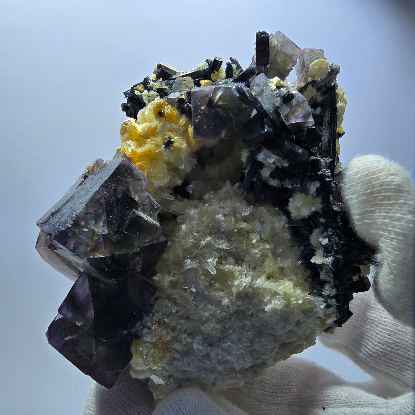 Fluorite fantôme colorée, tourmaline schol, hyalite, quartz fumé, muscovite, Erongo, Namibie, 78 x 70 x 48 mm