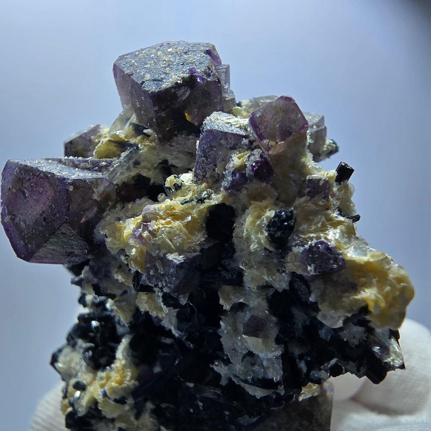 Fluorite fantôme colorée, tourmaline schol, hyalite, quartz fumé, muscovite, Erongo, Namibie, 78 x 70 x 48 mm