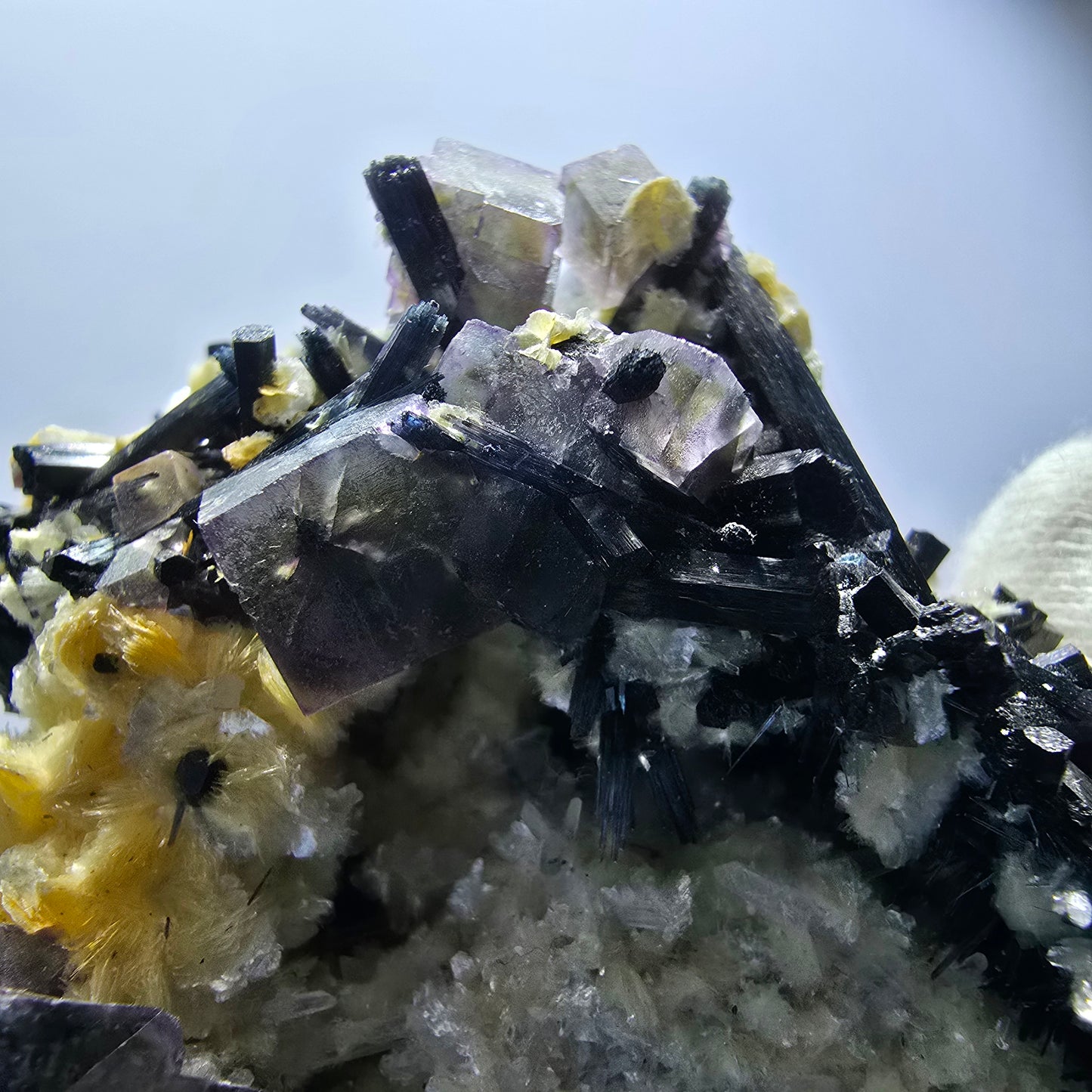 Fluorite fantôme colorée, tourmaline schol, hyalite, quartz fumé, muscovite, Erongo, Namibie, 78 x 70 x 48 mm