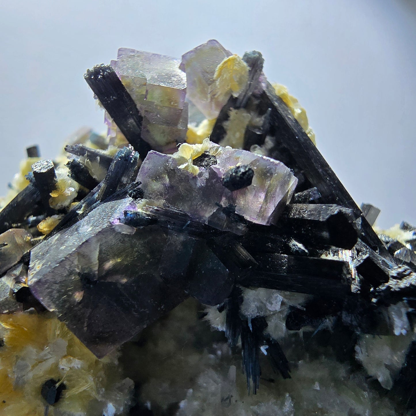Fluorite fantôme colorée, tourmaline schol, hyalite, quartz fumé, muscovite, Erongo, Namibie, 78 x 70 x 48 mm