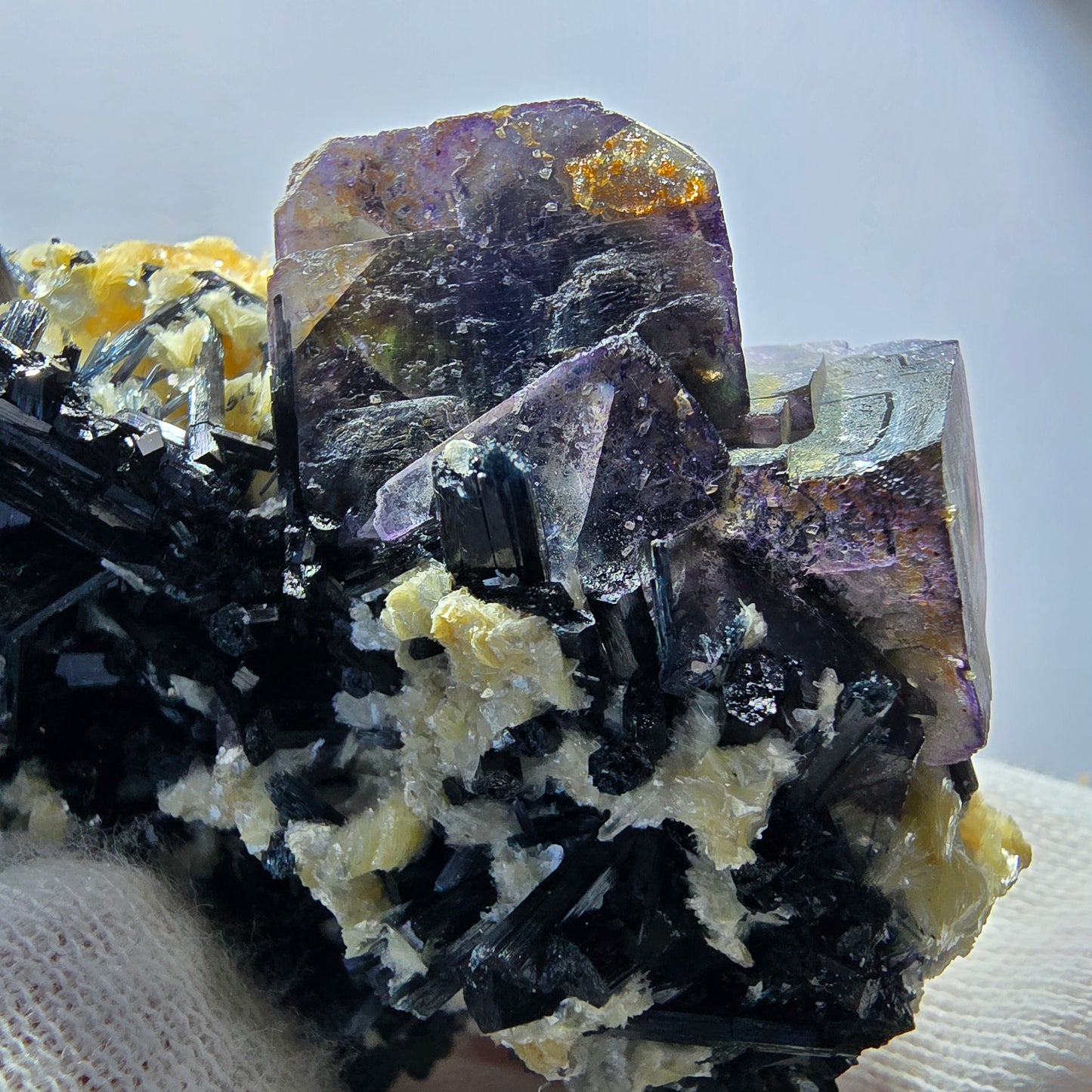 Fluorite fantôme colorée, tourmaline schol, hyalite, quartz fumé, muscovite, Erongo, Namibie, 78 x 70 x 48 mm