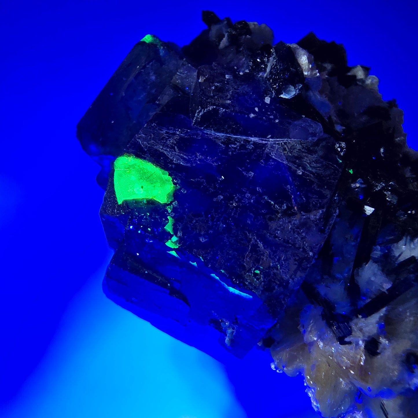 Fluorite fantôme colorée, tourmaline schol, hyalite, quartz fumé, muscovite, Erongo, Namibie, 78 x 70 x 48 mm