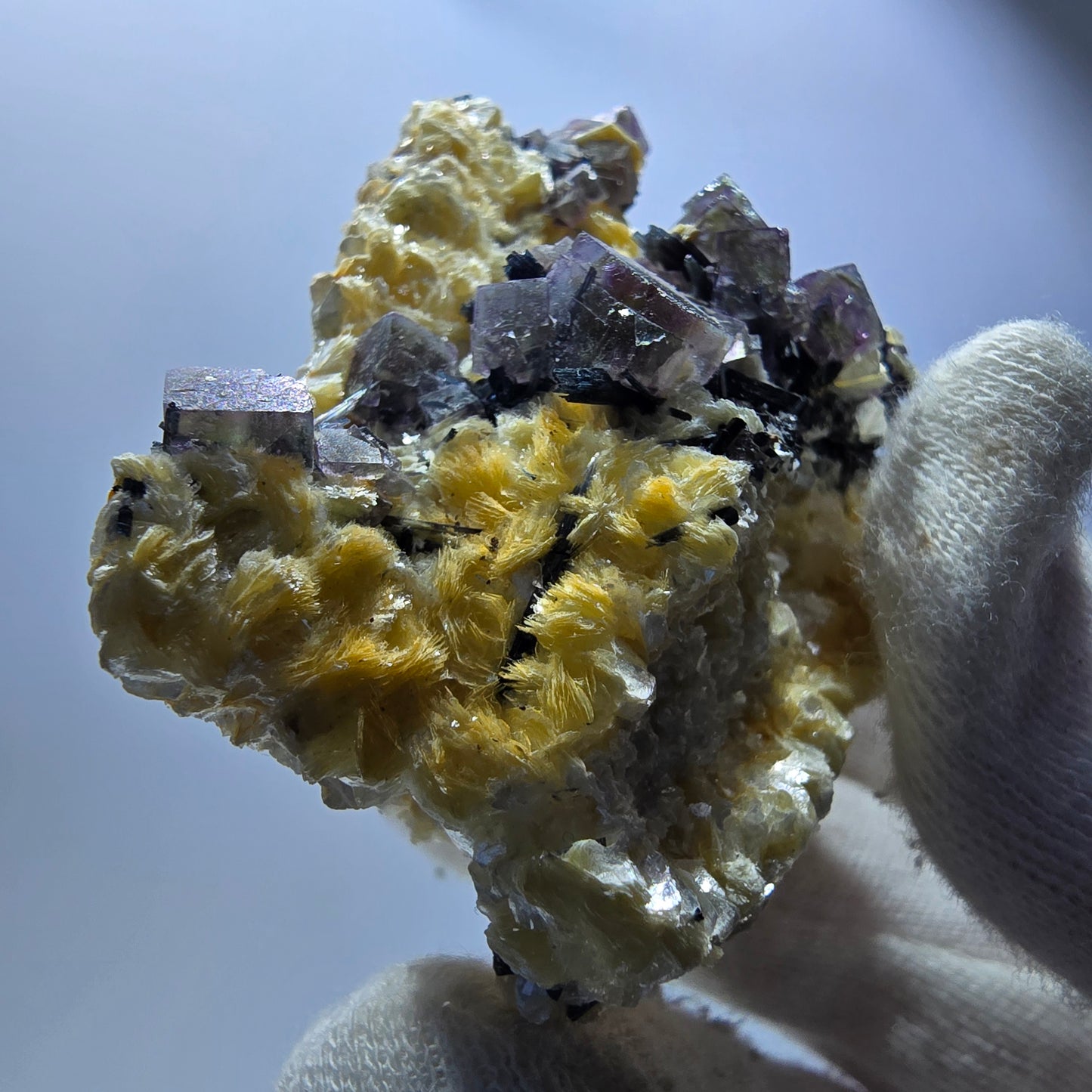 Cubes de fluorite fantôme colorés, tourmaline scholle muscovite, Erongo, Namibie, 61 x 60 x 29 mm