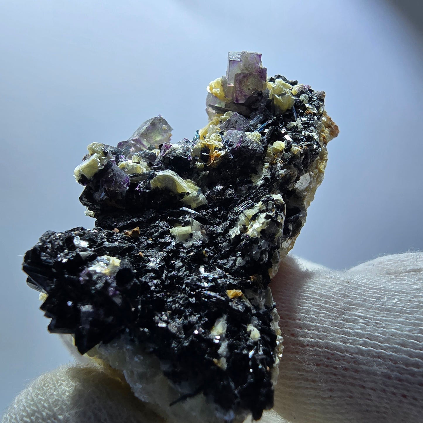Cubes de fluorite fantôme colorés, tourmaline scholle muscovite, Erongo, Namibie, 61 x 60 x 29 mm