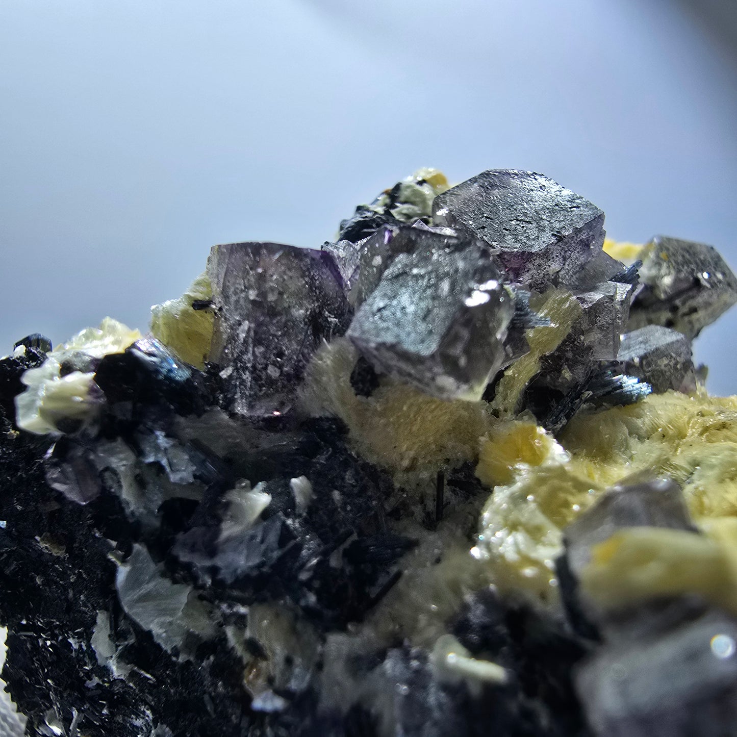 Cubes de fluorite fantôme colorés, tourmaline scholle muscovite, Erongo, Namibie, 61 x 60 x 29 mm