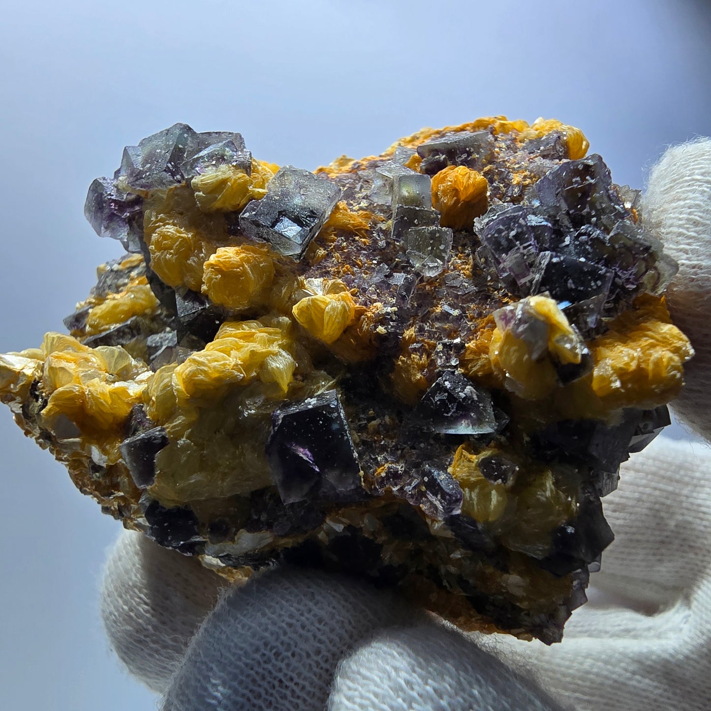 Spécimen de fluorite fantôme colorée, de tourmaline Schorl et de muscovite, Erongo, Namibie, 58 x 51 x 33 mm