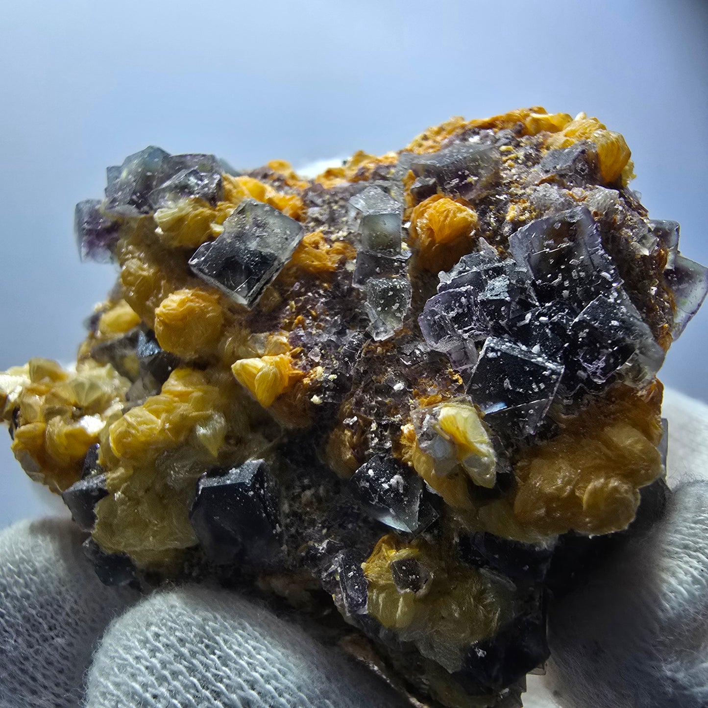 Spécimen de fluorite fantôme colorée, de tourmaline Schorl et de muscovite, Erongo, Namibie, 58 x 51 x 33 mm