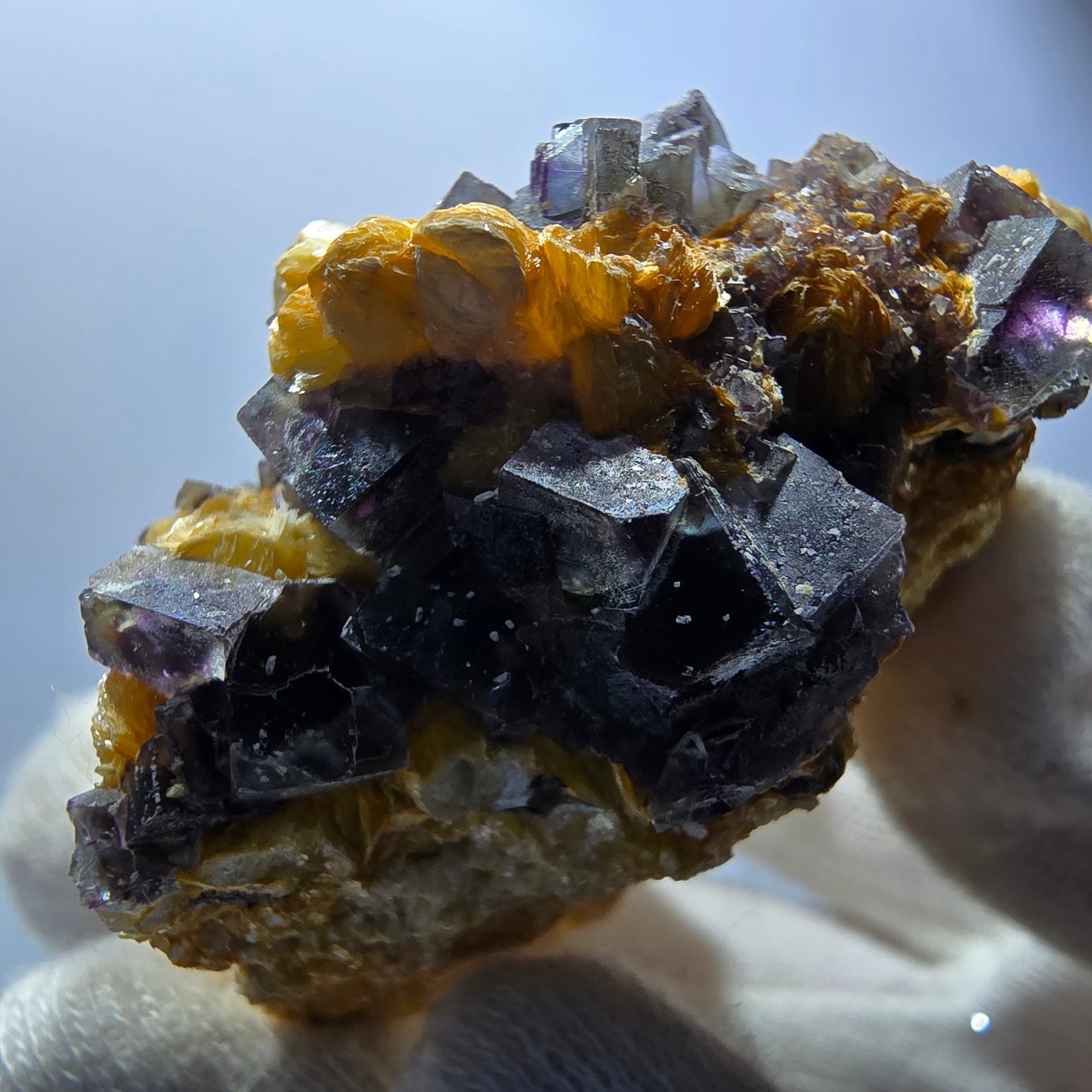 Spécimen de fluorite fantôme colorée, de tourmaline Schorl et de muscovite, Erongo, Namibie, 58 x 51 x 33 mm