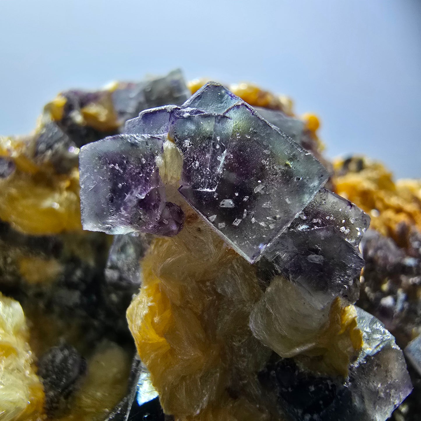 Spécimen de fluorite fantôme colorée, de tourmaline Schorl et de muscovite, Erongo, Namibie, 58 x 51 x 33 mm