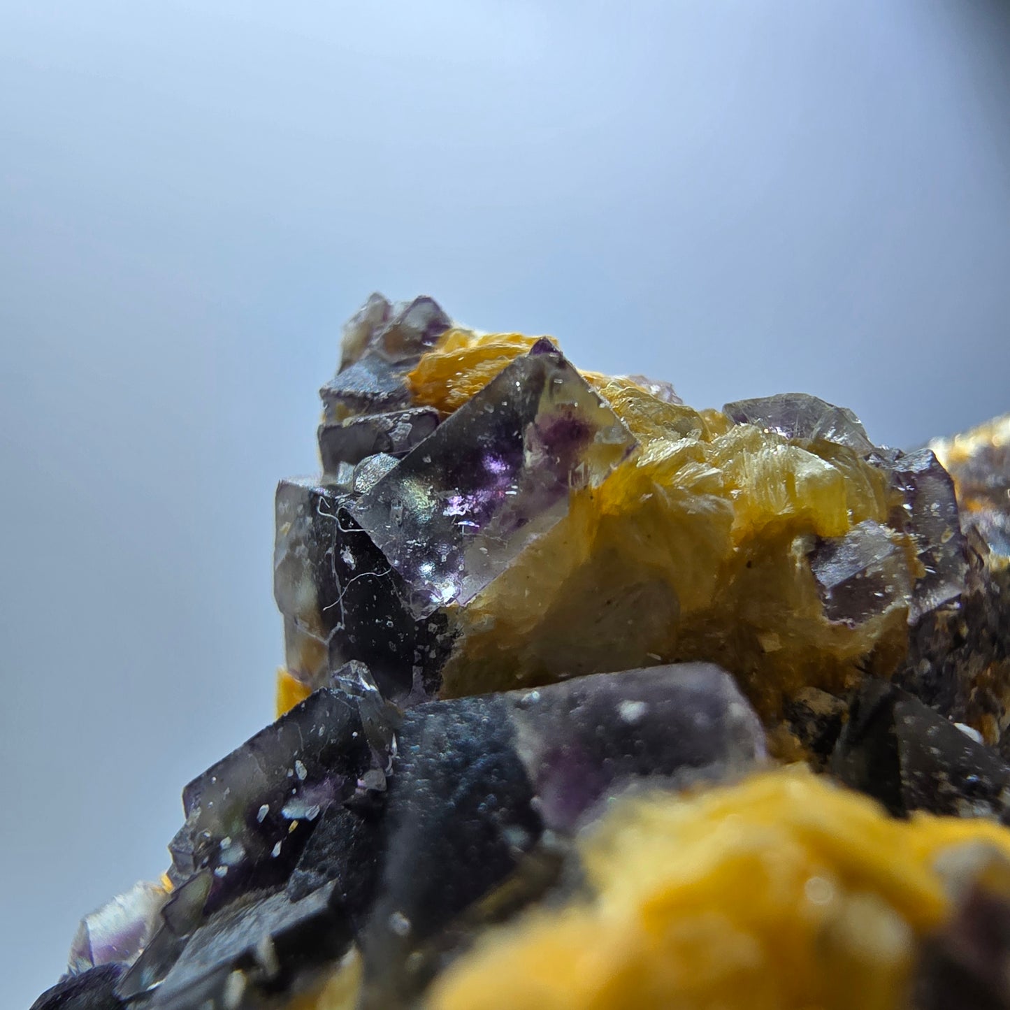 Spécimen de fluorite fantôme colorée, de tourmaline Schorl et de muscovite, Erongo, Namibie, 58 x 51 x 33 mm
