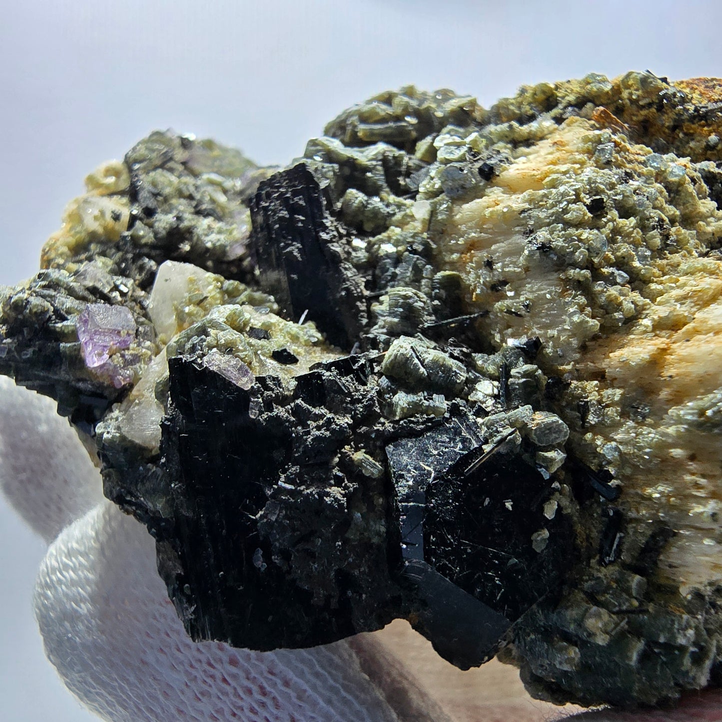 Tourmaline Schörl, muscovite, calcite UV, stade orthose Erongo, Namibie 64*56*47mm