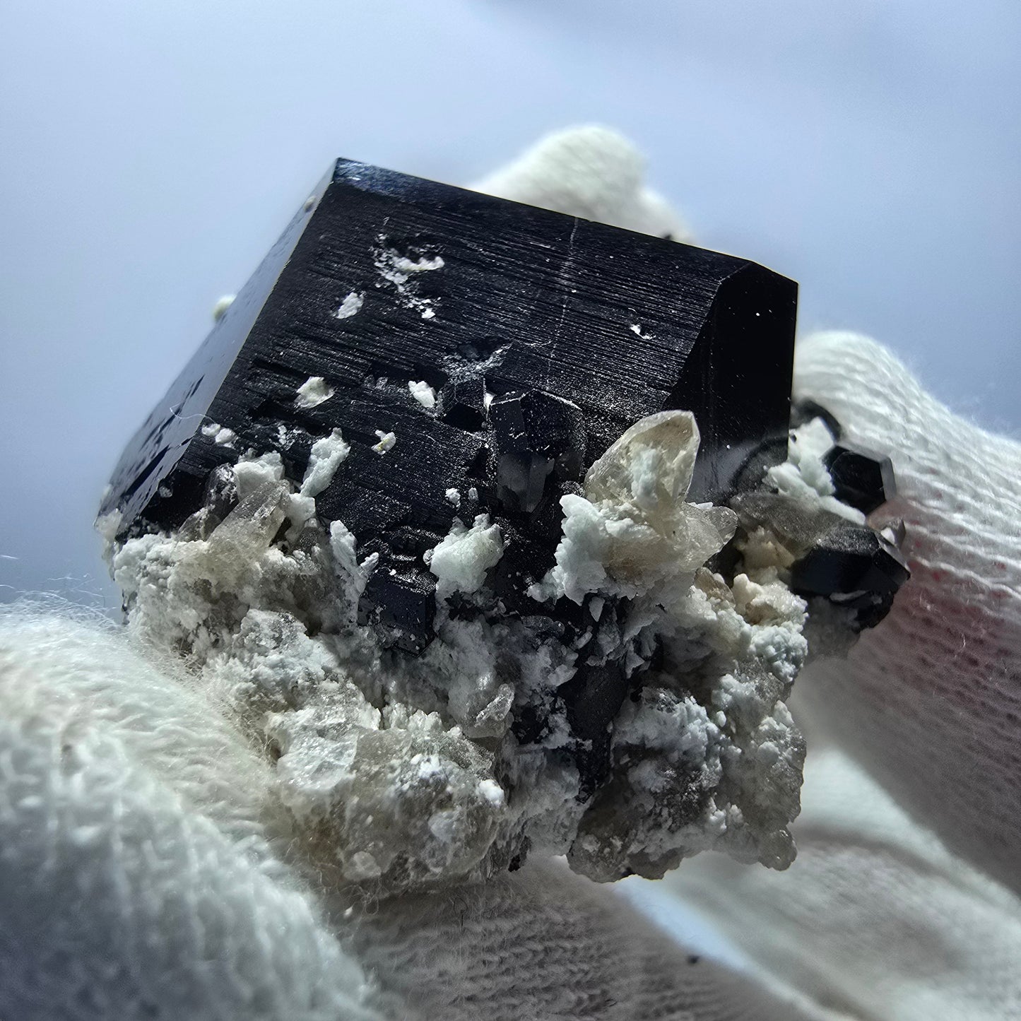 Spécimen rare de tourmaline Schorl, hyalite et orthose, Erongo, Namibie, 36 x 44 x 21 mm