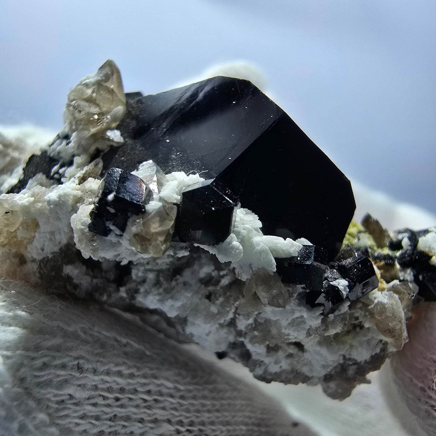 Spécimen rare de tourmaline Schorl, hyalite et orthose, Erongo, Namibie, 36 x 44 x 21 mm