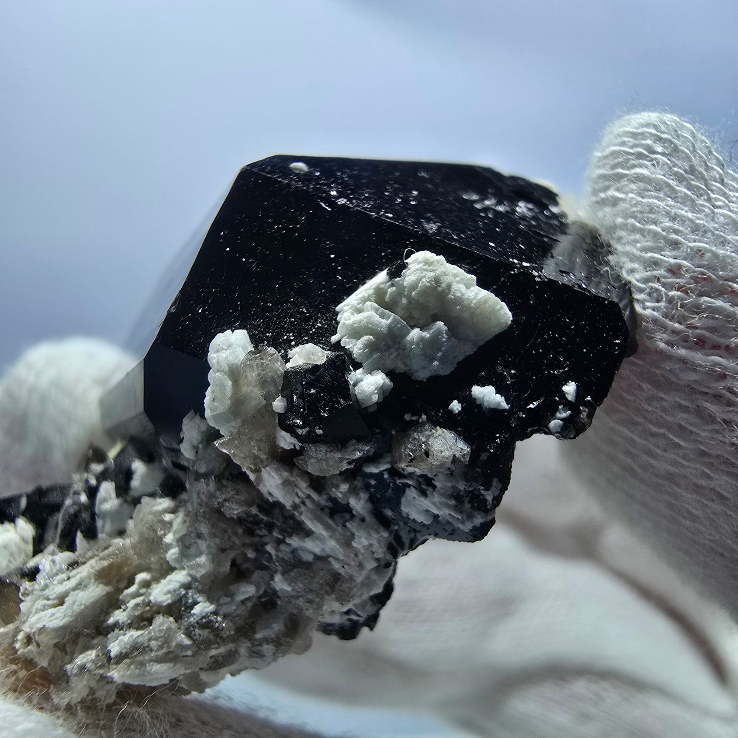Spécimen rare de tourmaline Schorl, hyalite et orthose, Erongo, Namibie, 36 x 44 x 21 mm