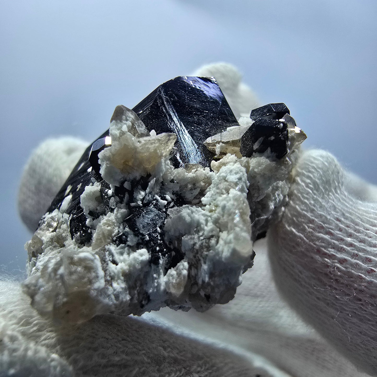 Spécimen rare de tourmaline Schorl, hyalite et orthose, Erongo, Namibie, 36 x 44 x 21 mm
