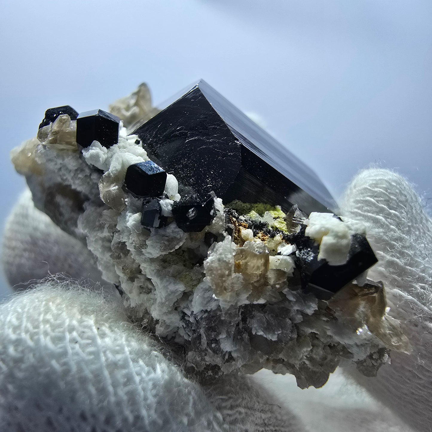 Spécimen rare de tourmaline Schorl, hyalite et orthose, Erongo, Namibie, 36 x 44 x 21 mm