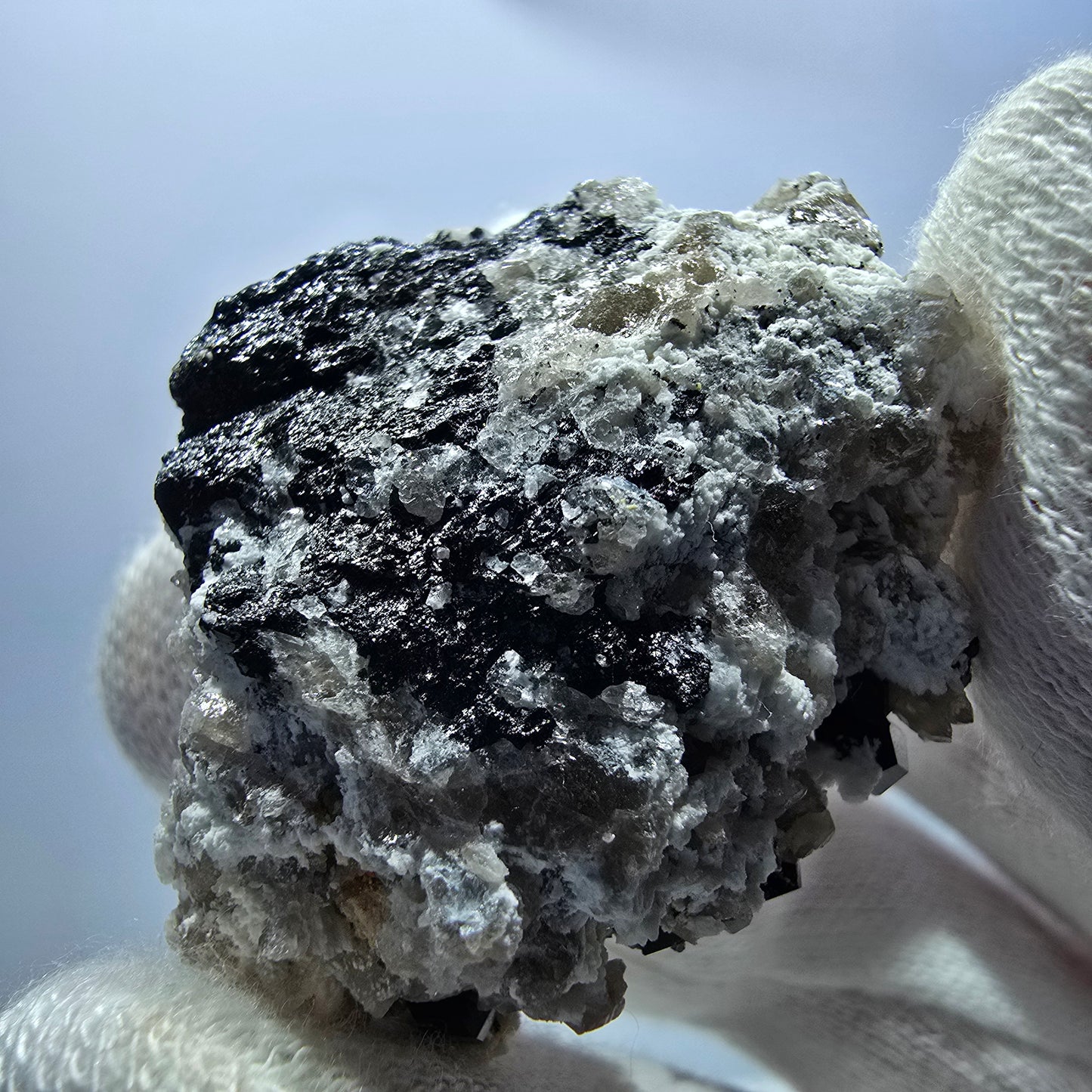 Spécimen rare de tourmaline Schorl, hyalite et orthose, Erongo, Namibie, 36 x 44 x 21 mm