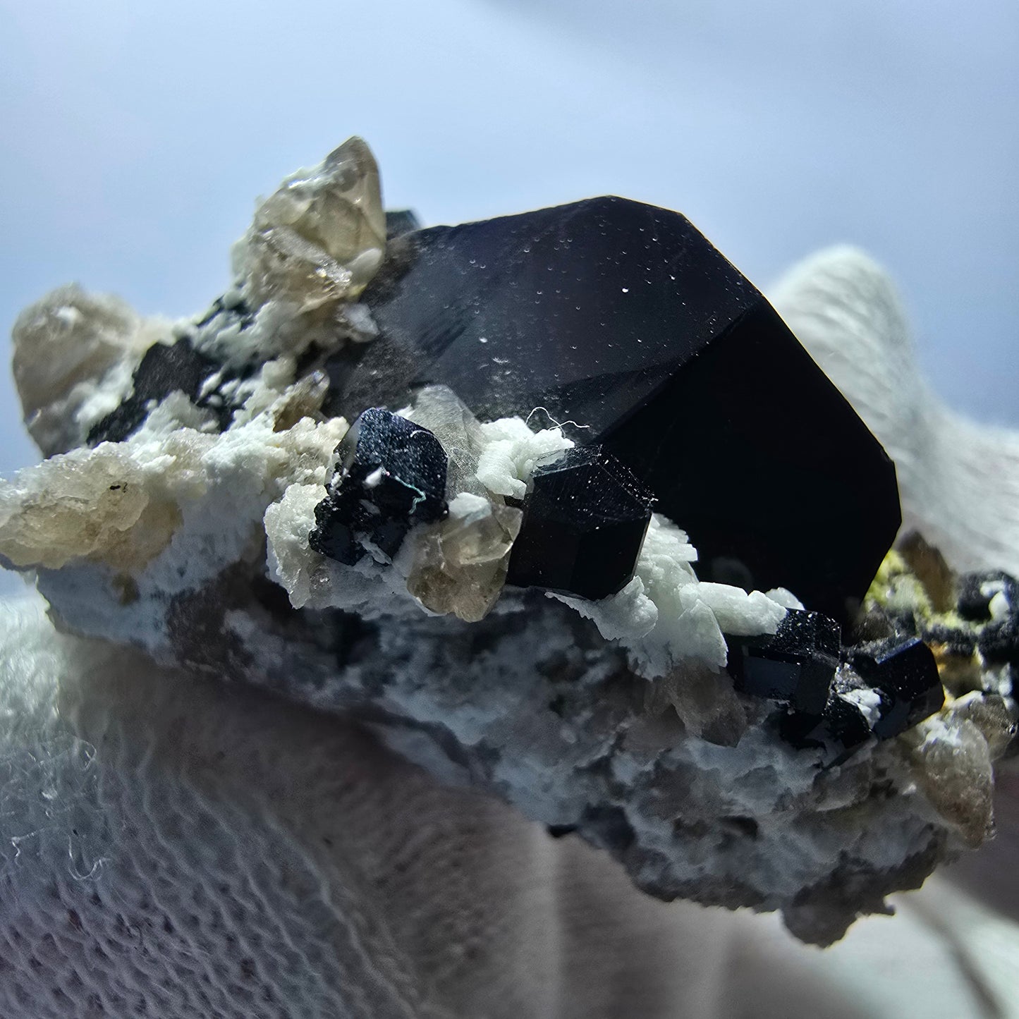 Spécimen rare de tourmaline Schorl, hyalite et orthose, Erongo, Namibie, 36 x 44 x 21 mm
