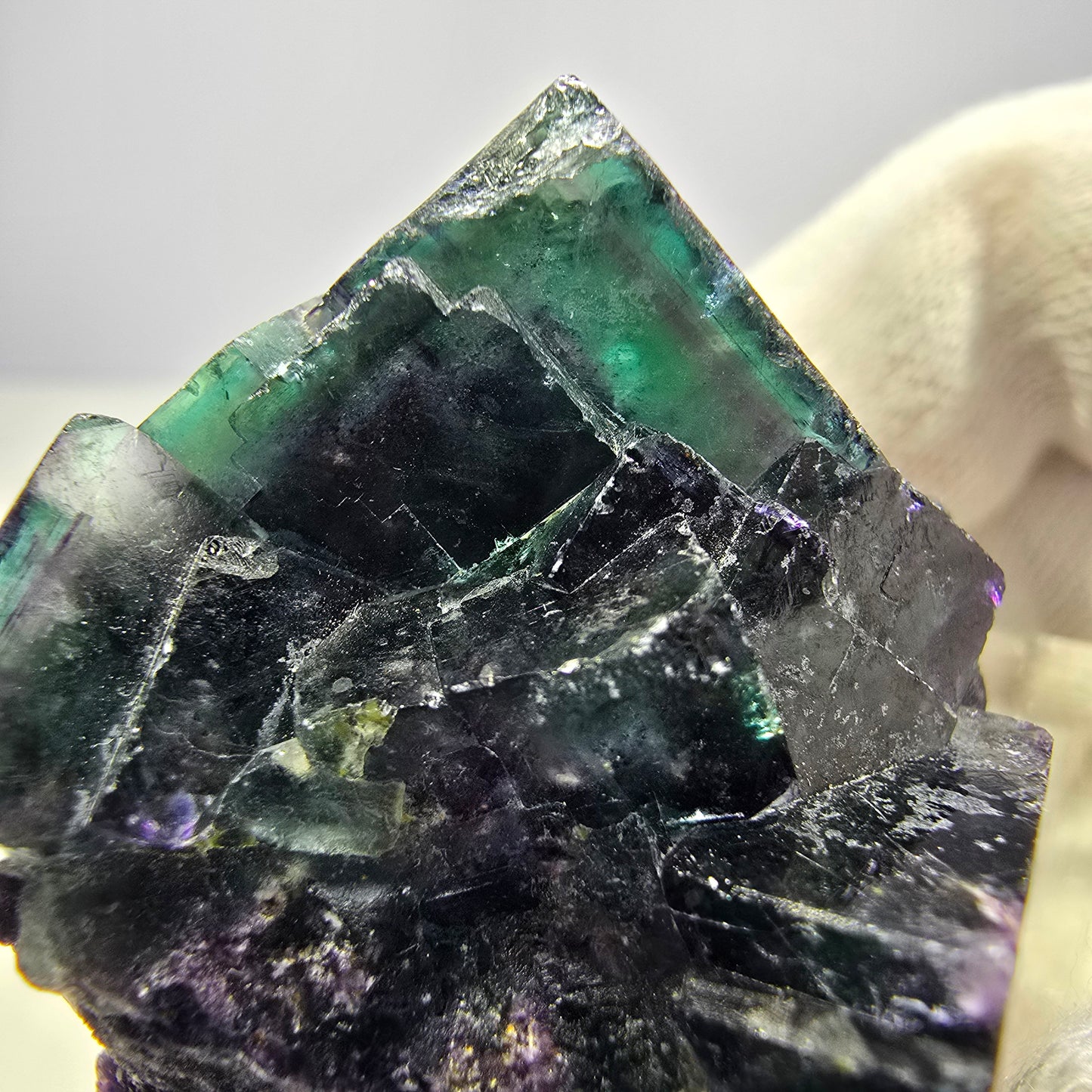 Spécimen de cube de fluorite fantôme transparente, vert-violet zonal, Okorusu, Namibie, 39 x 37 x 23 mm