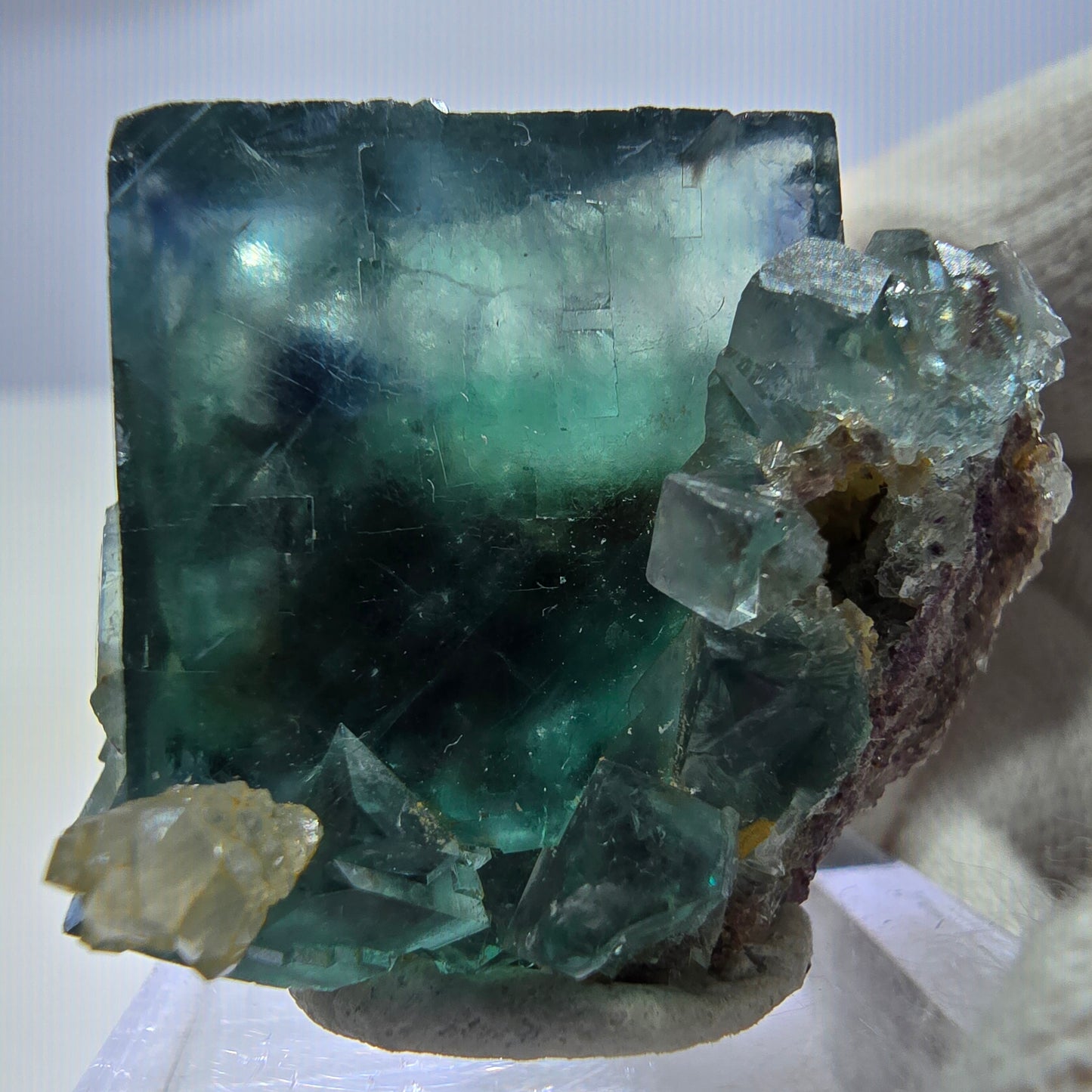 Klare Phantom Fluorit Würfel Quarz Stufe grün türkis Okorusu, Namibia 35*25*28mm