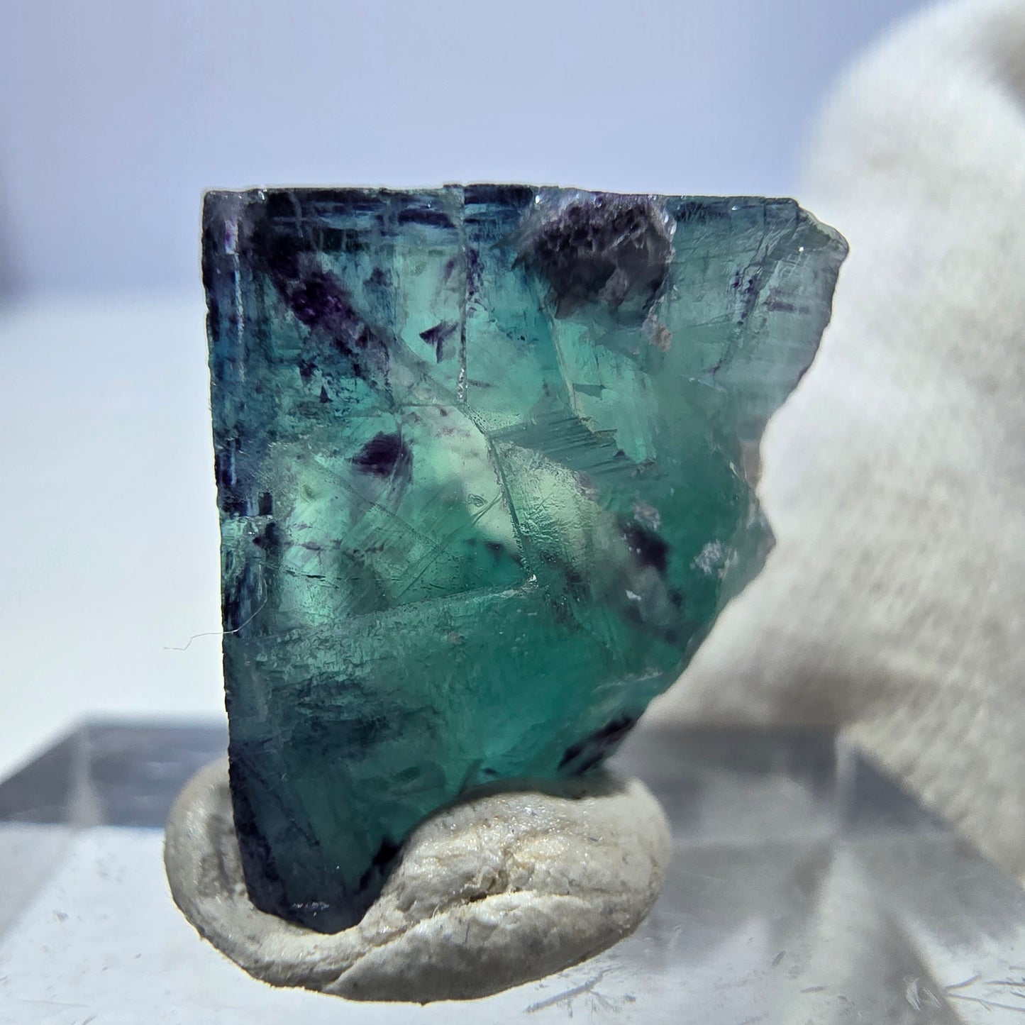 Spécimen de cube de fluorite fantôme transparente, vert-violet zonal, Okorusu, Namibie, 20 x 15 x 11 mm