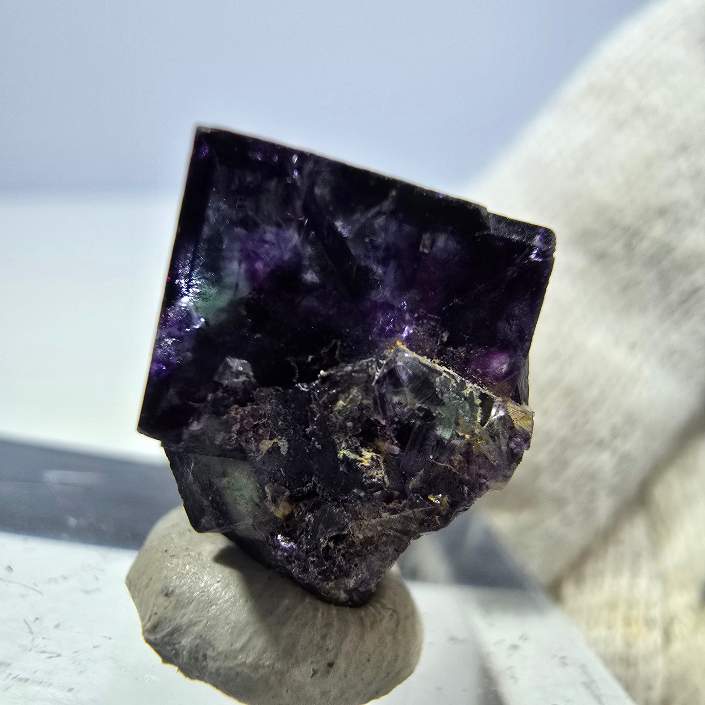 Spécimen de cube de fluorite fantôme transparente, vert-violet zonal, Okorusu, Namibie, 16 x 16 x 15 mm