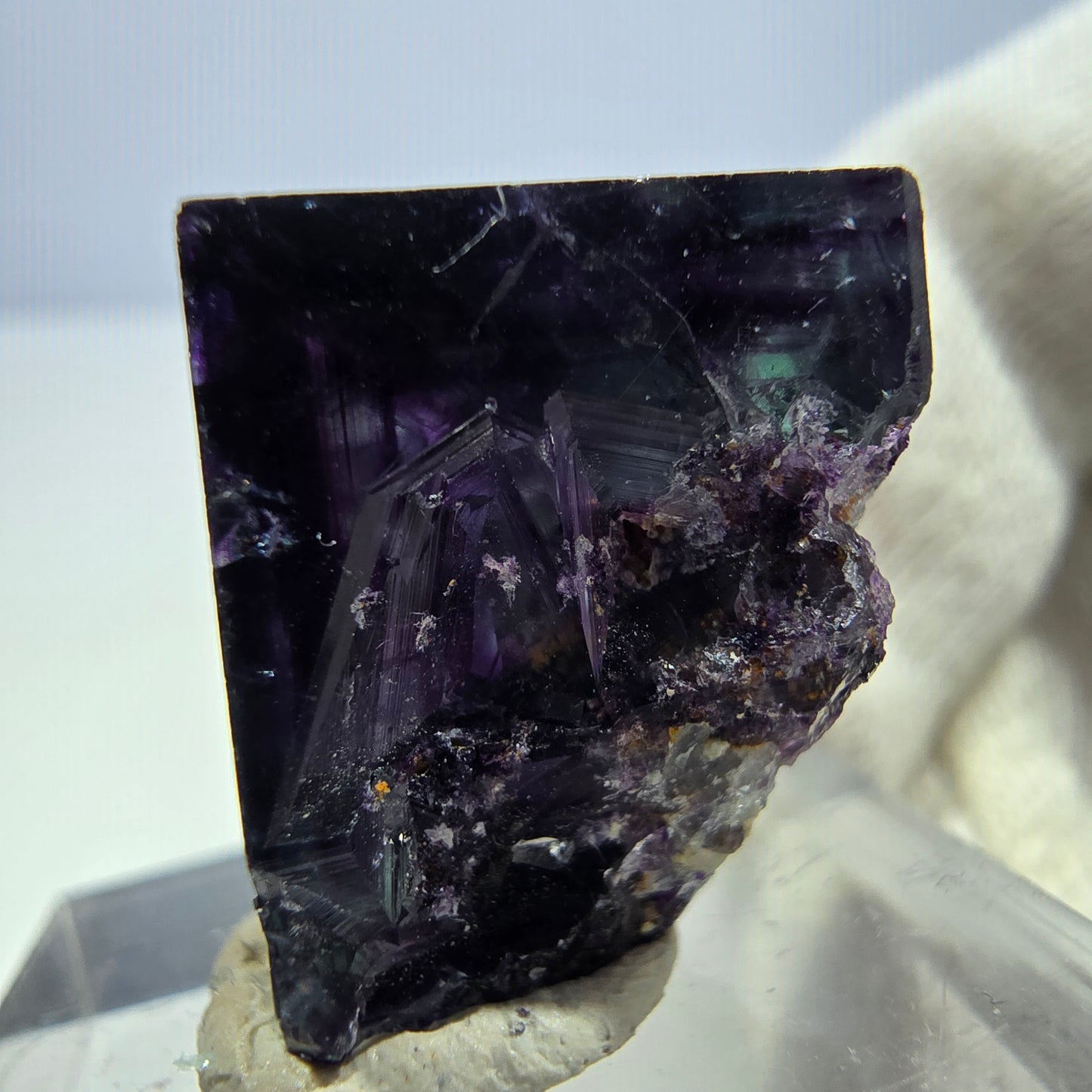 Spécimen de cube de fluorite fantôme transparente, vert-violet zonal, Okorusu, Namibie, 22 x 21 x 15 mm