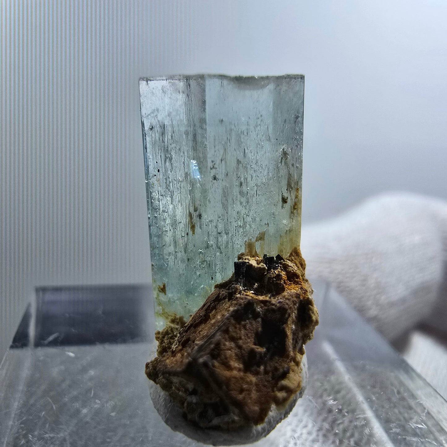 Cube d'aigue-marine, tourmaline Schörl, fluorite de fer, Erongo, Namibie, 19 x 10 x 13 mm