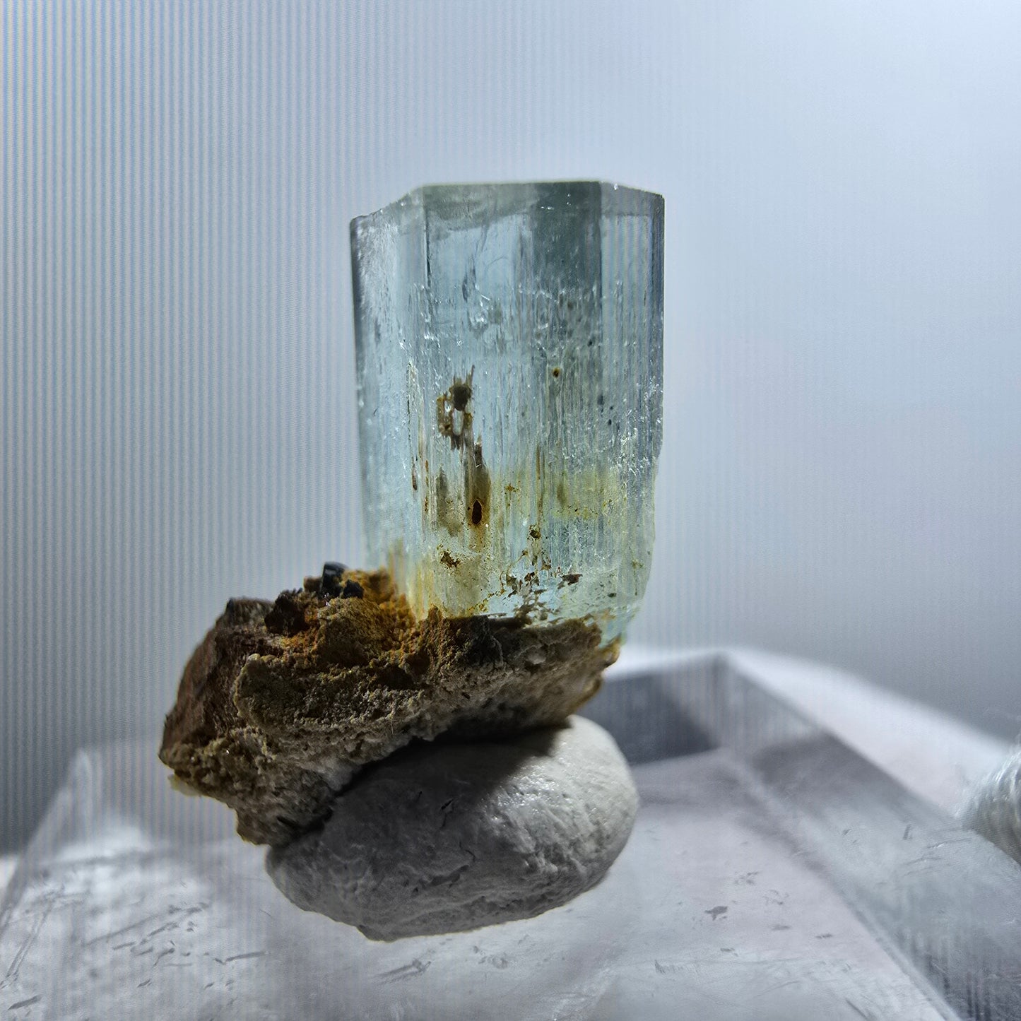 Cube d'aigue-marine, tourmaline Schörl, fluorite de fer, Erongo, Namibie, 19 x 10 x 13 mm
