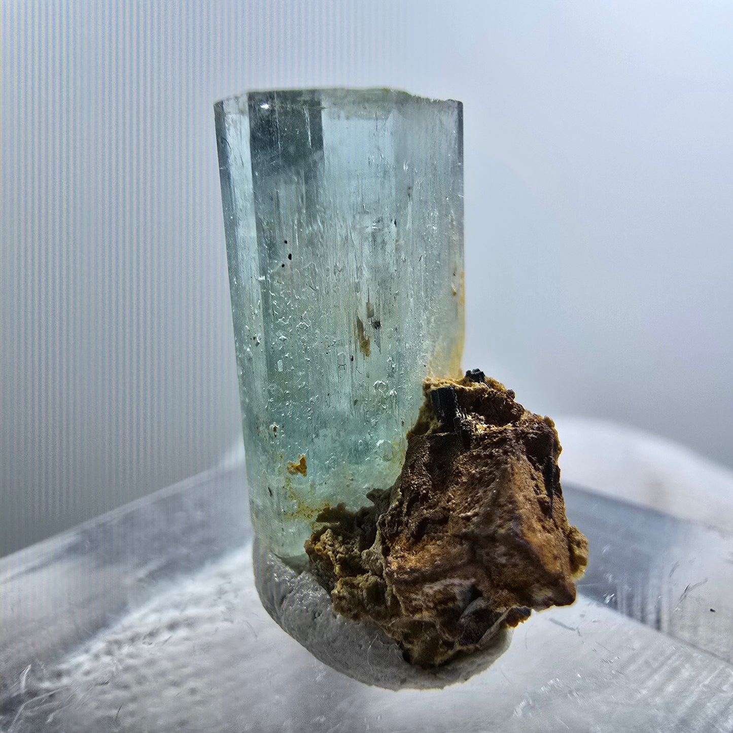Cube d'aigue-marine, tourmaline Schörl, fluorite de fer, Erongo, Namibie, 19 x 10 x 13 mm