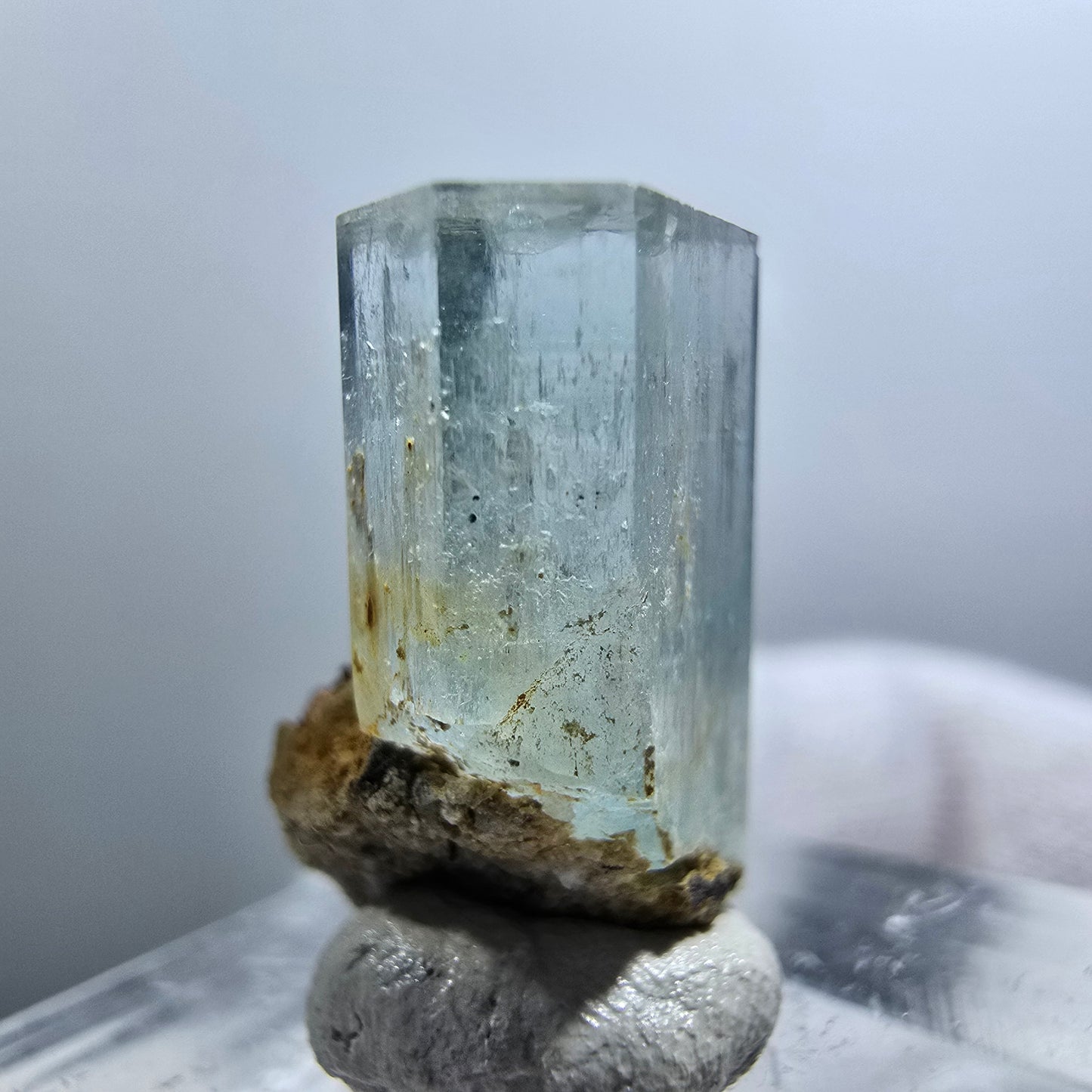 Cube d'aigue-marine, tourmaline Schörl, fluorite de fer, Erongo, Namibie, 19 x 10 x 13 mm