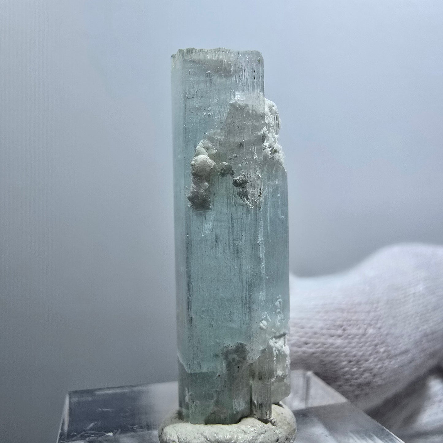 Aigue-marine rare, spécimen d'orthose, Erongo, Namibie, 34 x 10 x 9 mm