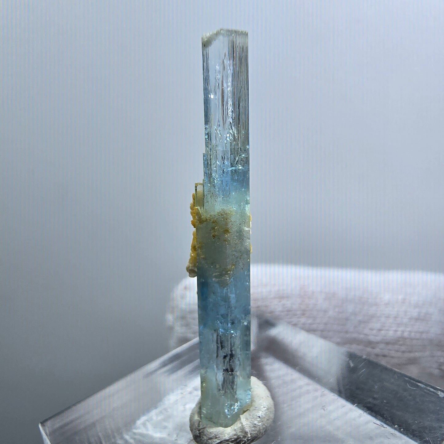 Rare spécimen d'orthose à double terminaison aigue-marine, Erongo, Namibie, 33 x 5 x 4 mm