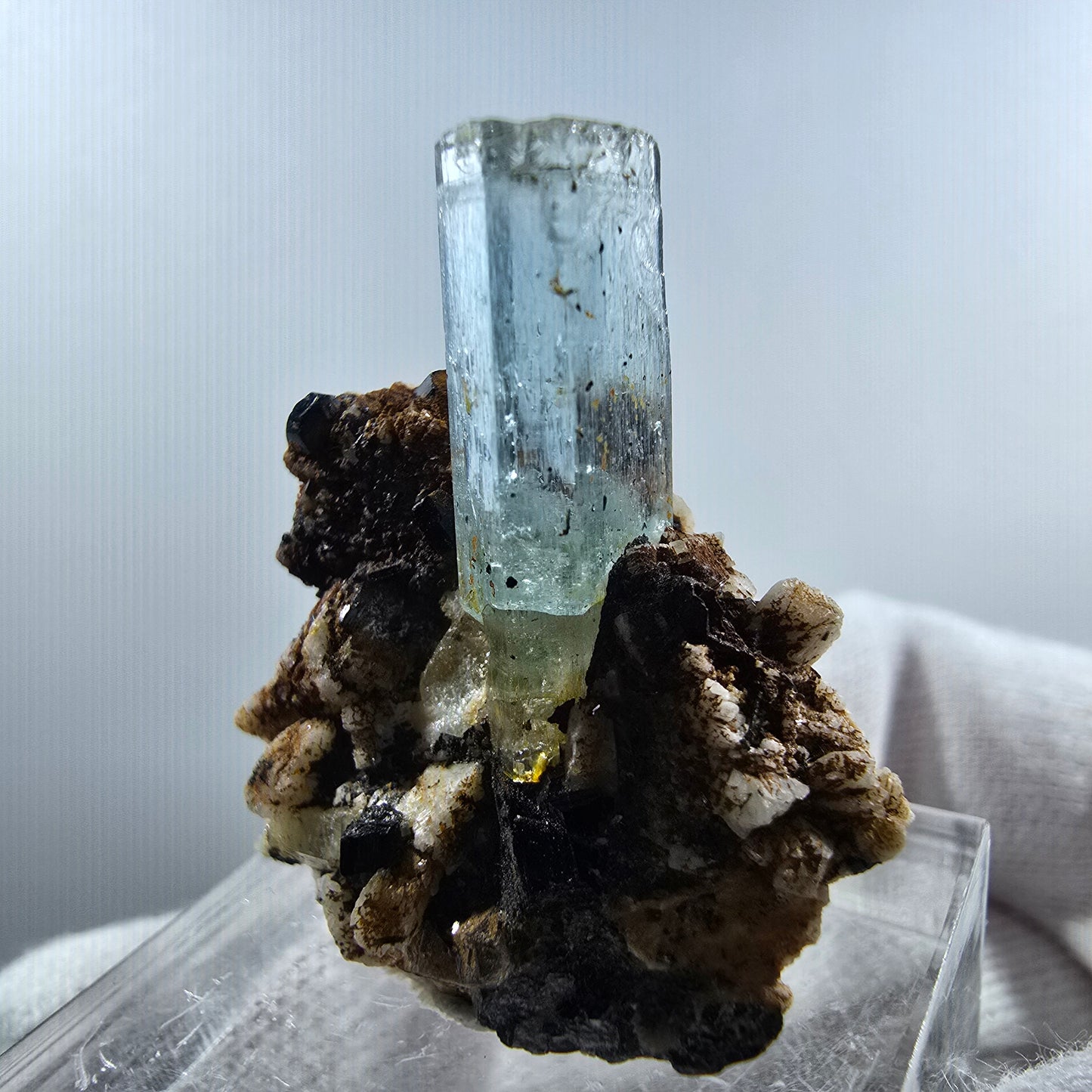 Aigue-marine Setlene, tourmaline Schorl sur matrice, spécimen d'Erongo, Namibie, 30 x 27 x 21 mm