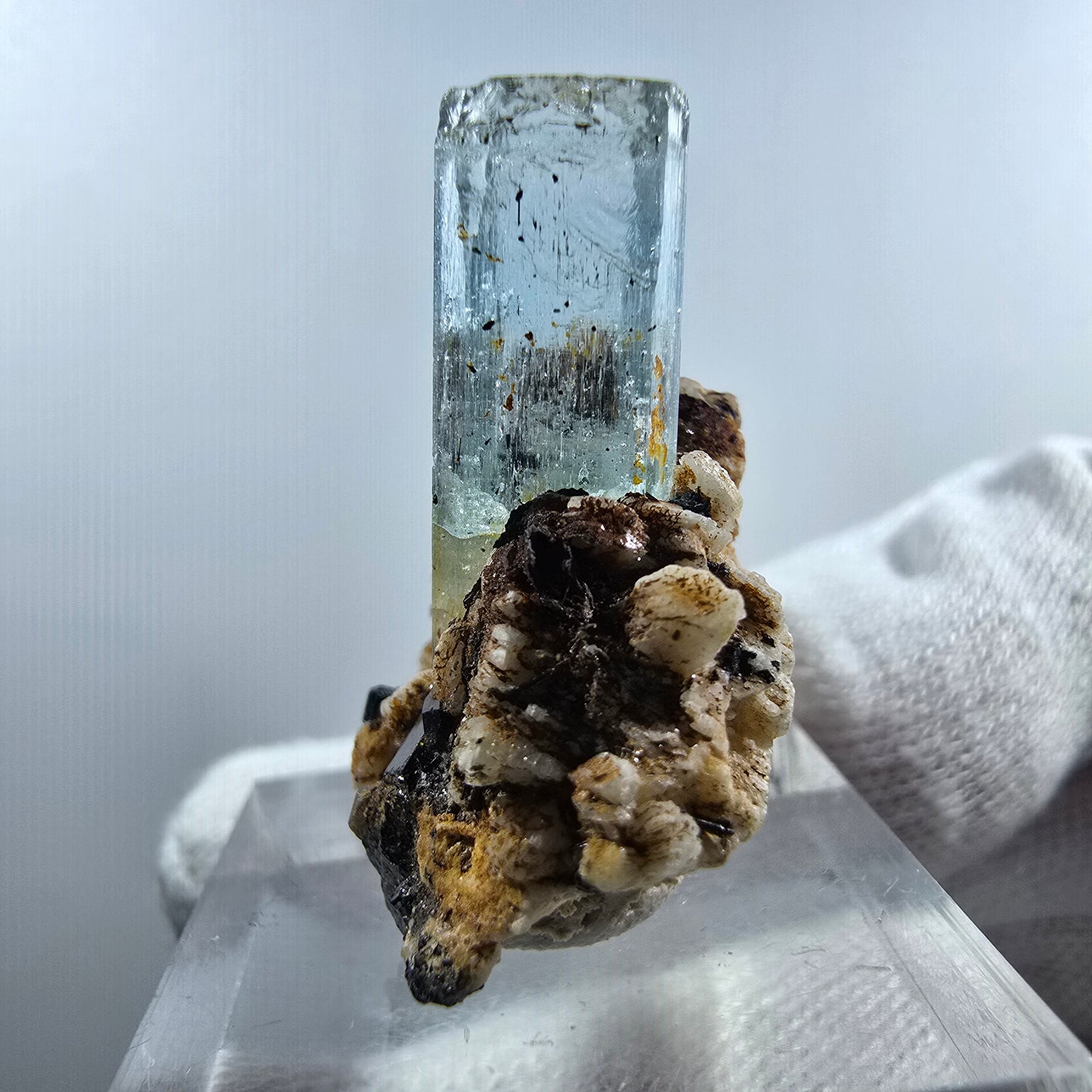 Aigue-marine Setlene, tourmaline Schorl sur matrice, spécimen d'Erongo, Namibie, 30 x 27 x 21 mm