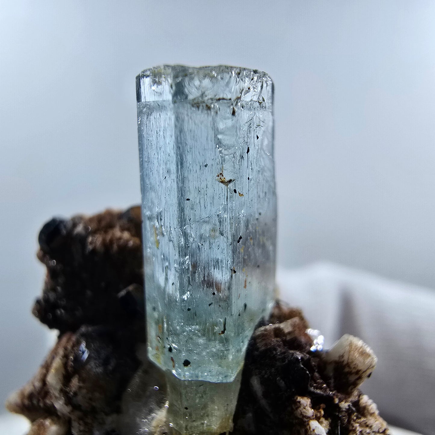 Aigue-marine Setlene, tourmaline Schorl sur matrice, spécimen d'Erongo, Namibie, 30 x 27 x 21 mm