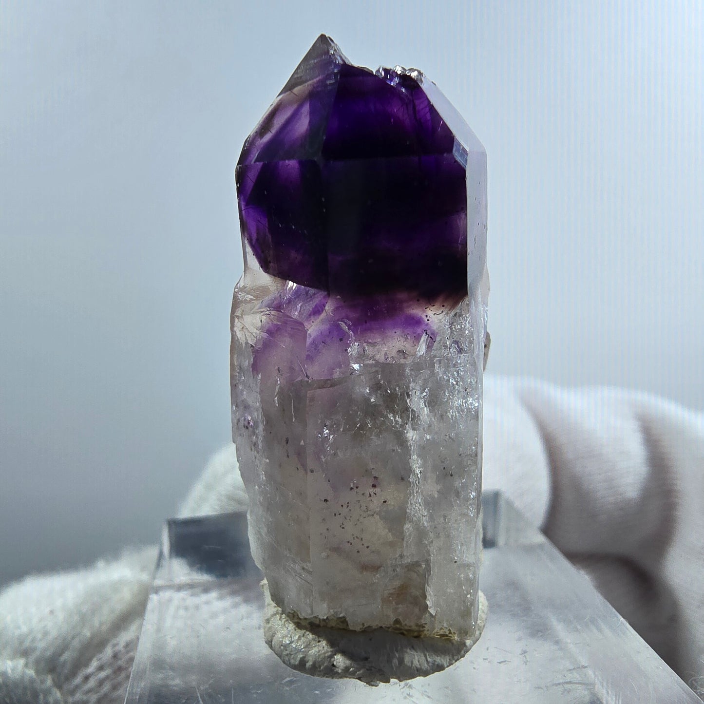 Pointe de sceptre en améthyste fantôme rare à Goboboseb, Namibie, 33 x 15 x 12 mm