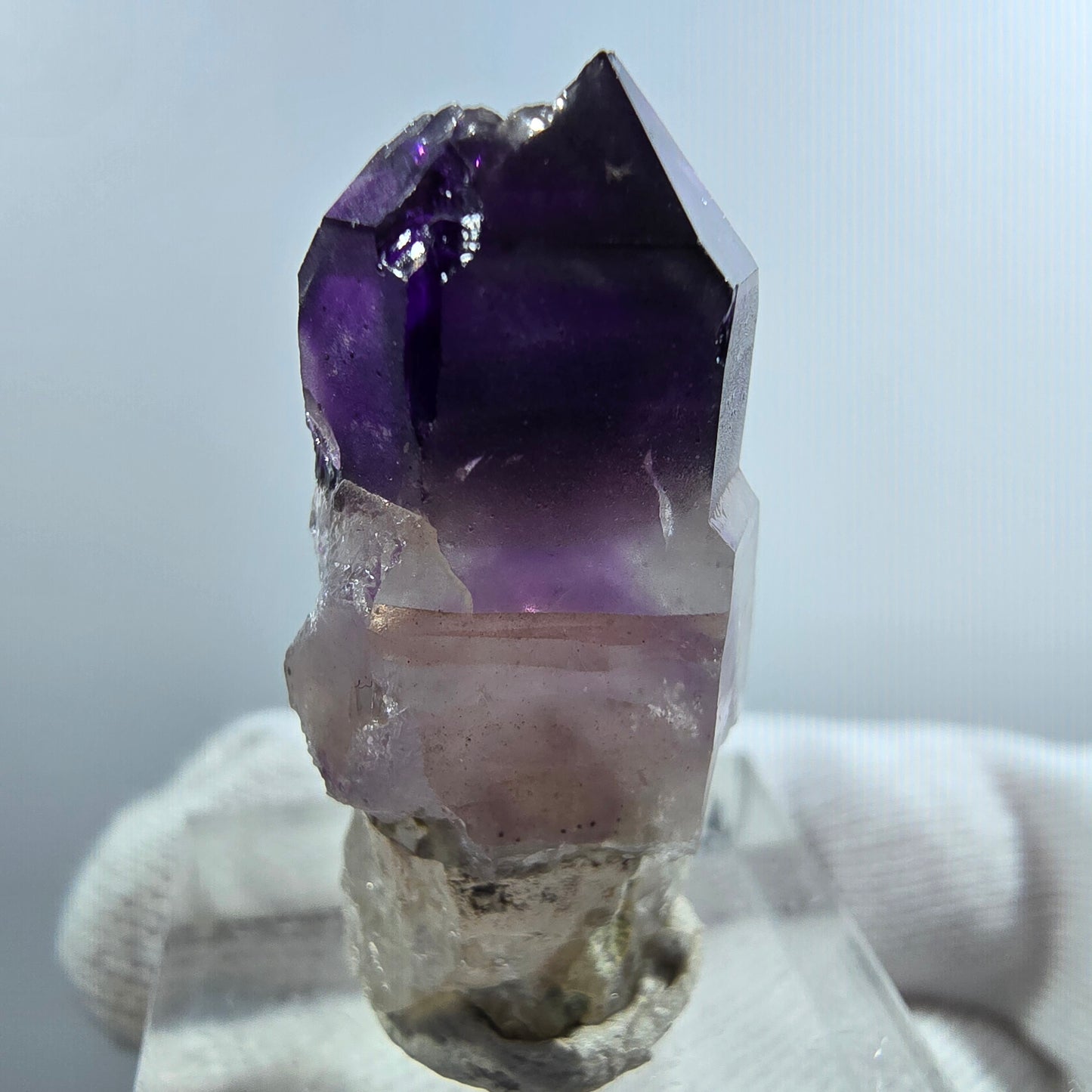 Pointe de sceptre en améthyste fantôme rare à Goboboseb, Namibie, 33 x 15 x 12 mm