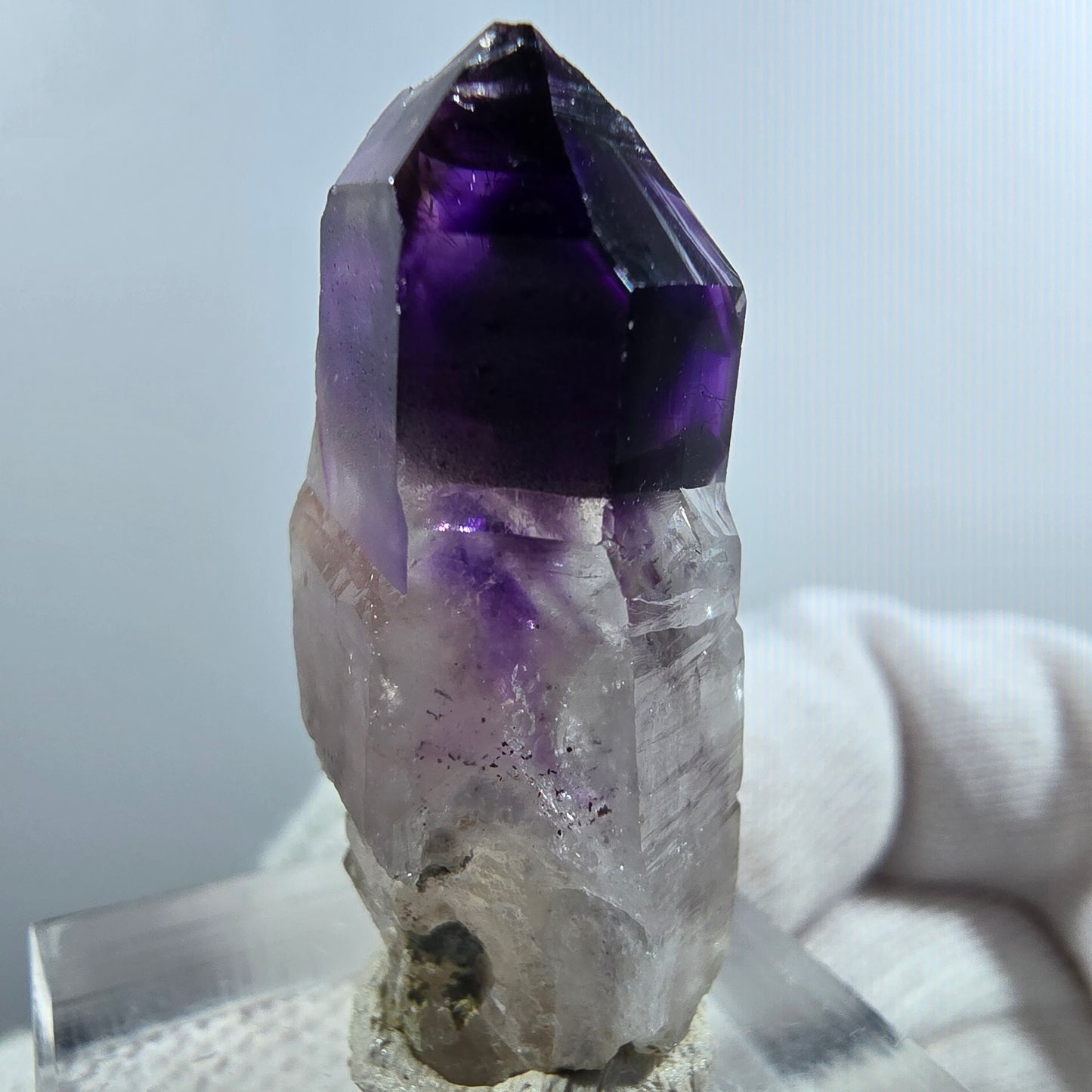 Pointe de sceptre en améthyste fantôme rare à Goboboseb, Namibie, 33 x 15 x 12 mm