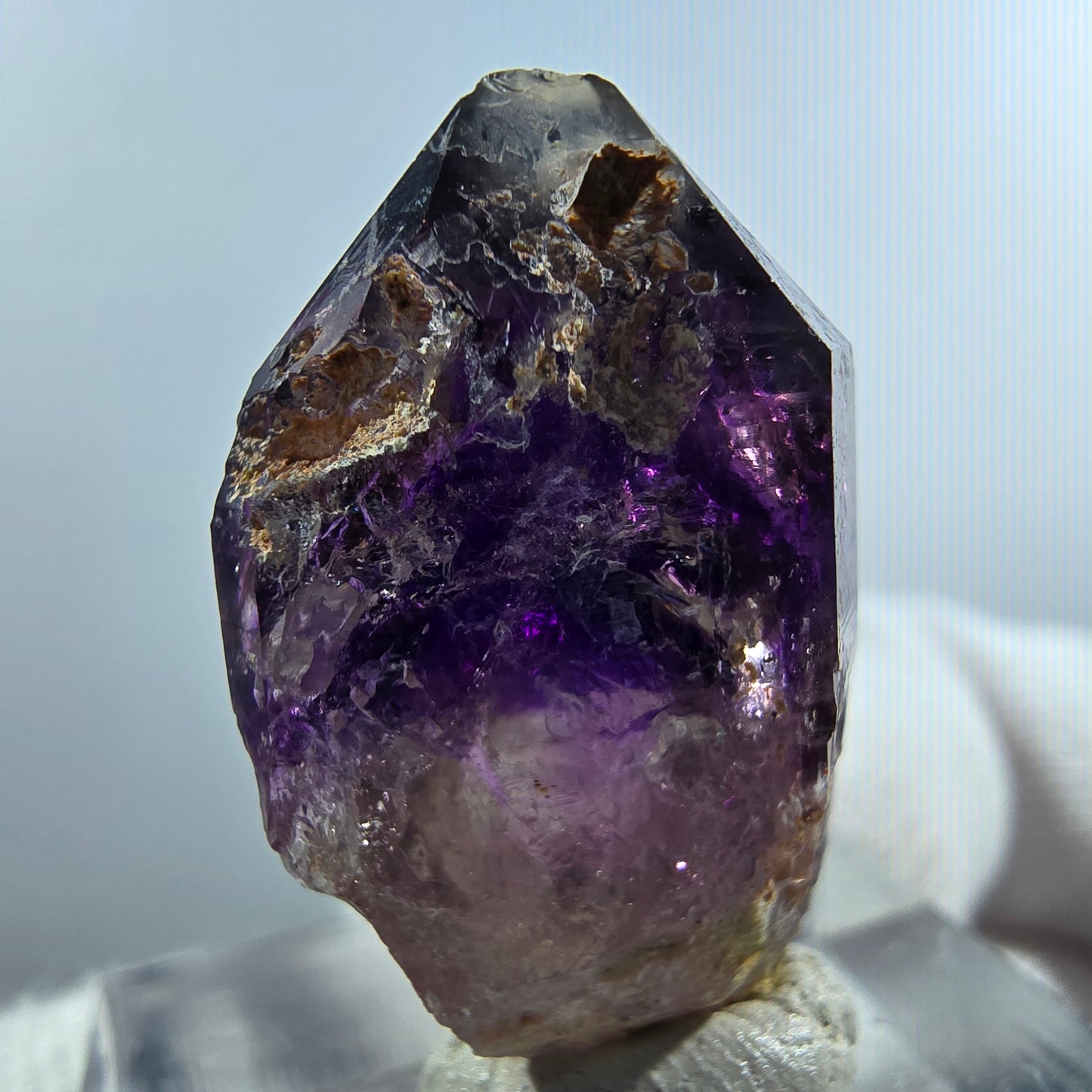 Pointe de sceptre en améthyste fantôme rare à Goboboseb, Namibie, 27 x 16 x 10 mm
